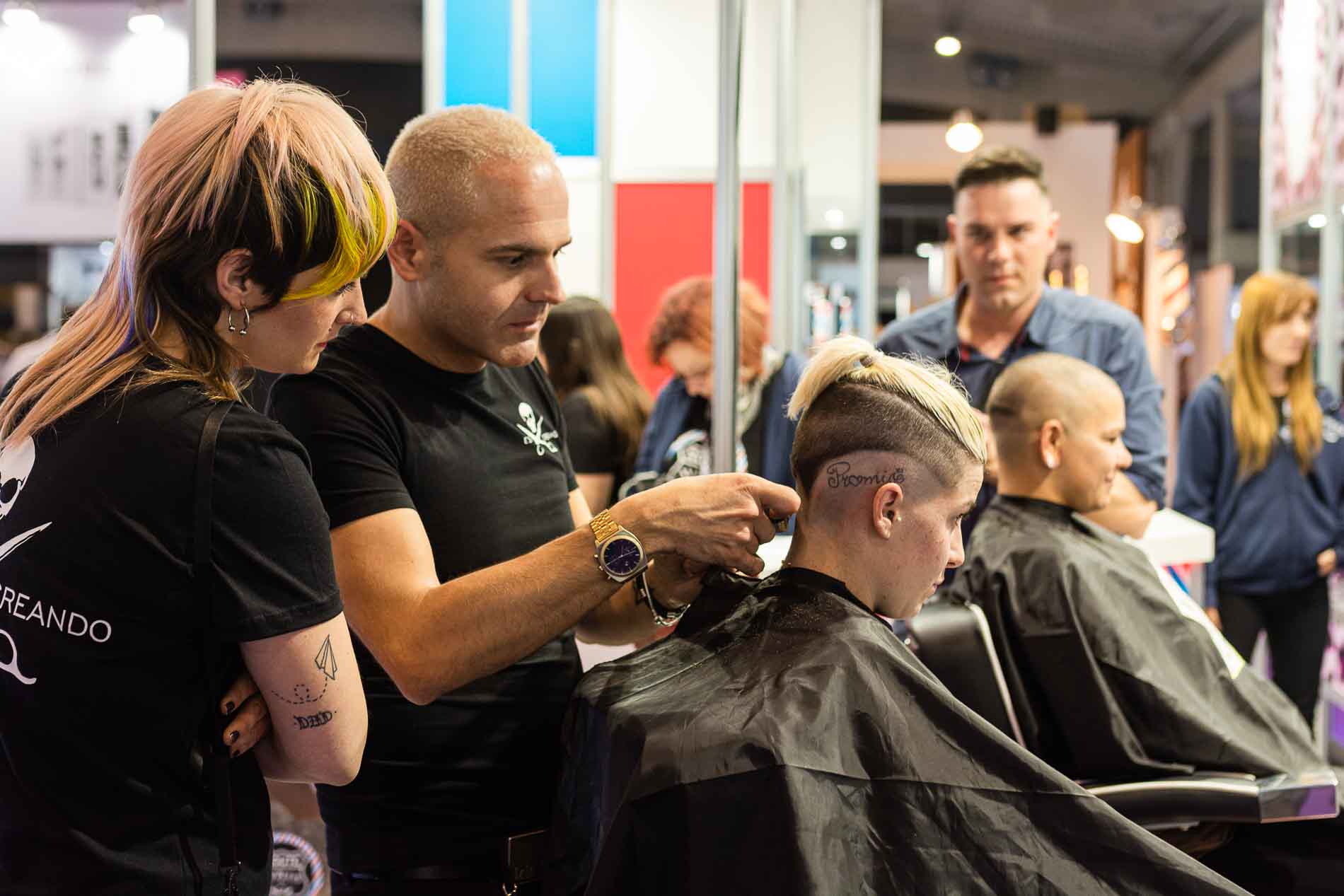 Corte de pelo en directo en un stand de la feria Cosmobeauty en la Fira de Barcelona. 