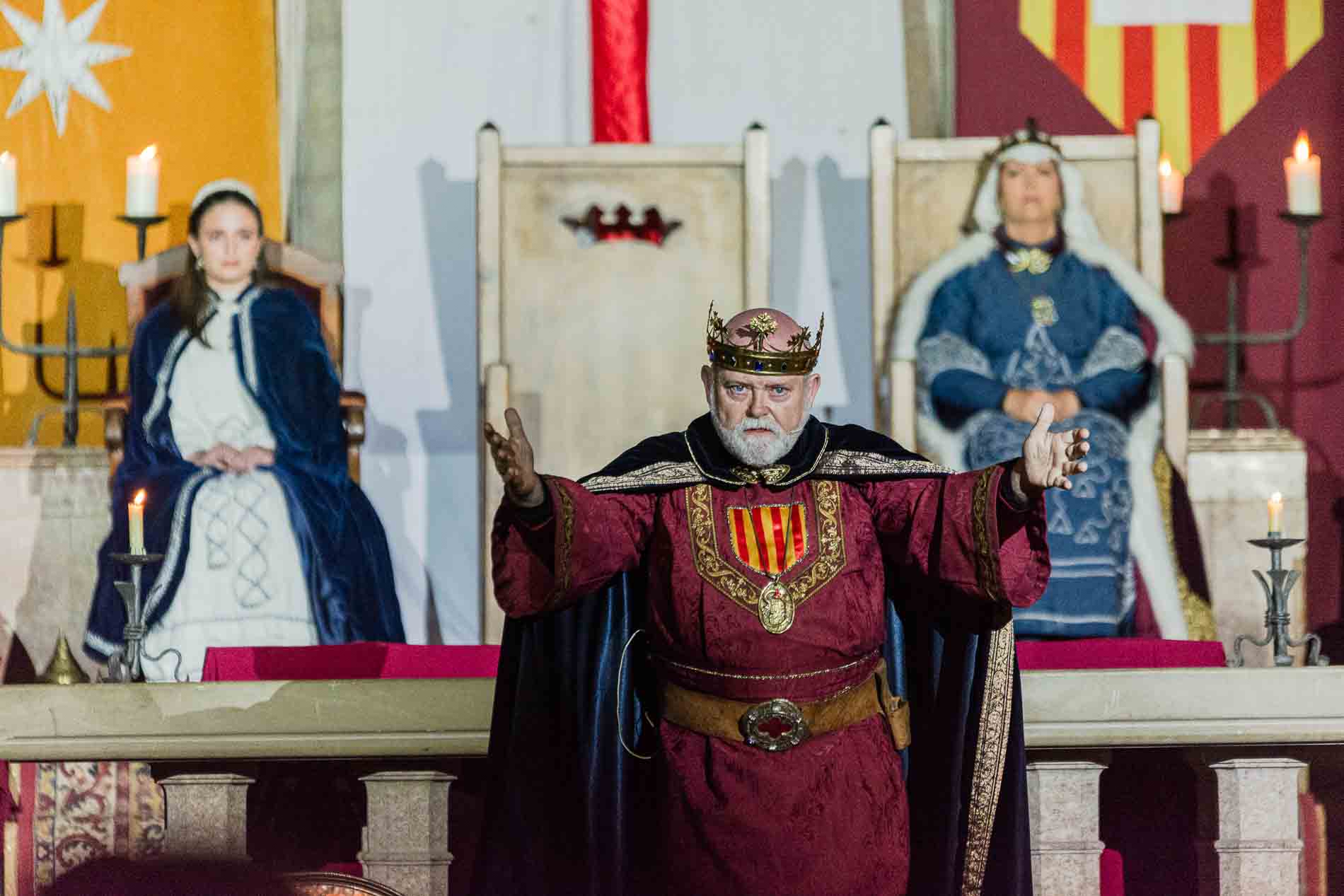 Momento de la obra de teatro de la entrega de la rosa en la semana medieval de Montblanc