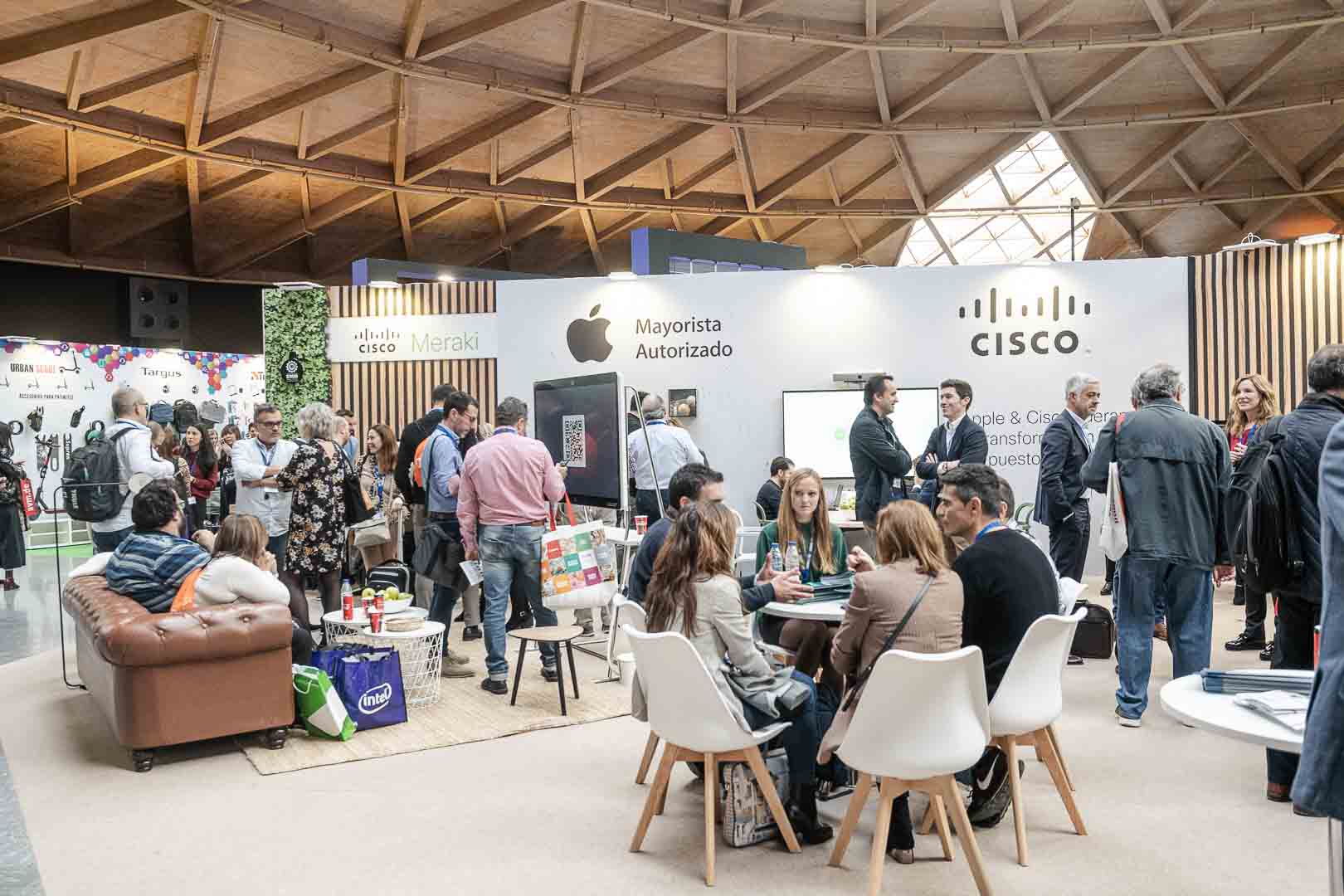 Momento del Simposium de Ingram Micro Iberia en el stand de Cisco en Barcelona