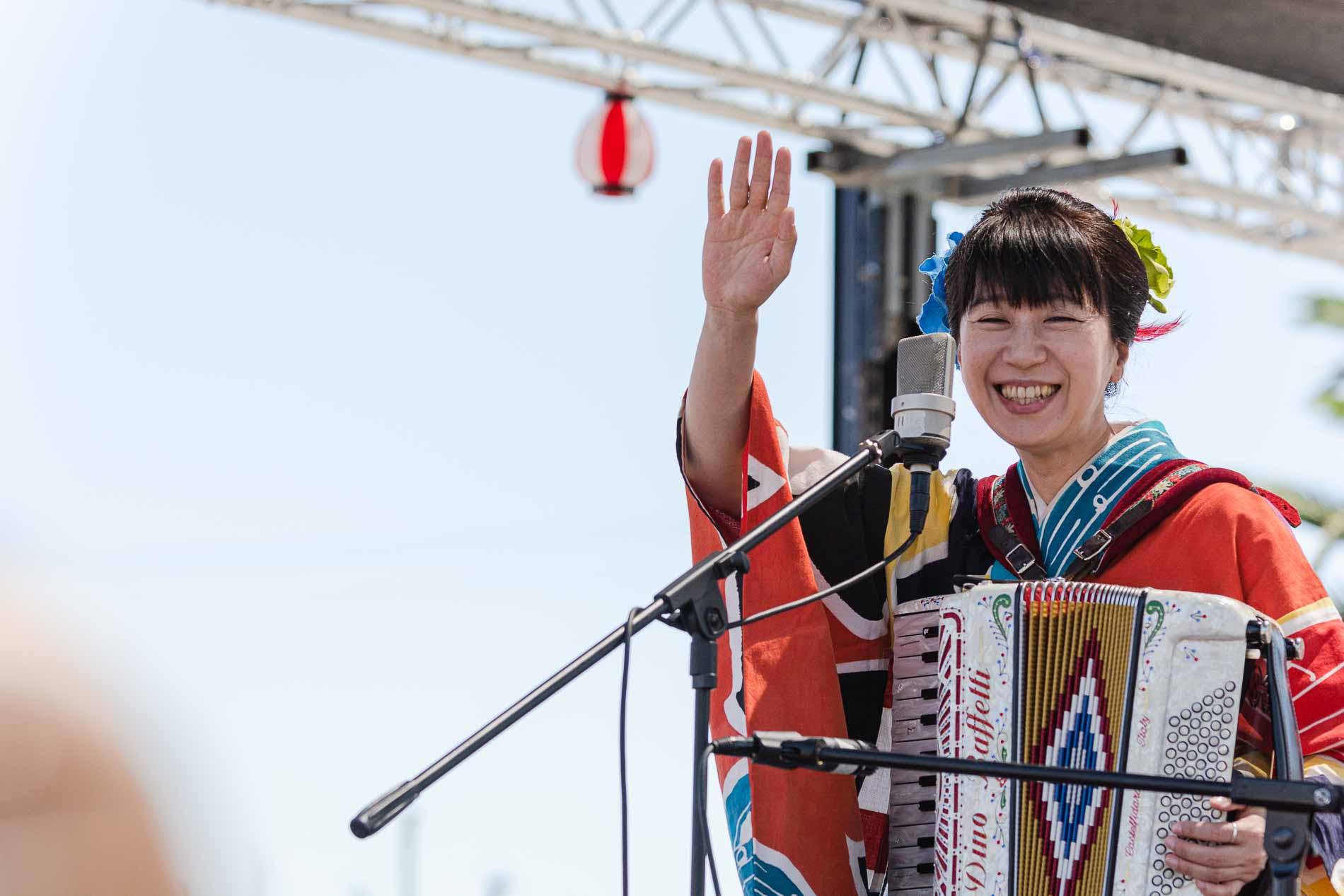 Artista japonesa cantando en el festival Matsuri de Barcelona.