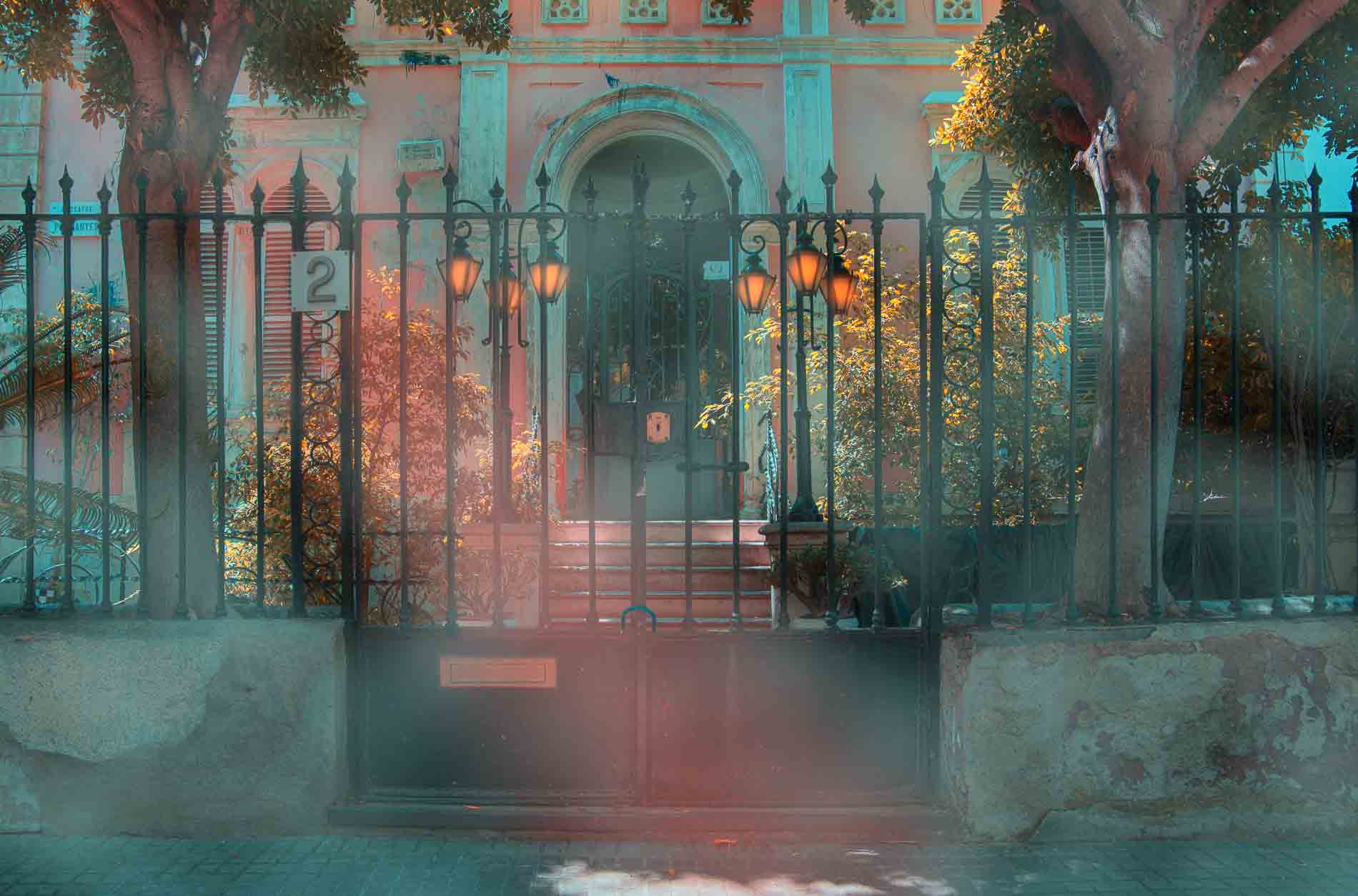 Imagen del proyecto Dreamland de Elisa Blaz que muestra la fachada de una casa en el Pasaje Permanyer de Barcelona.