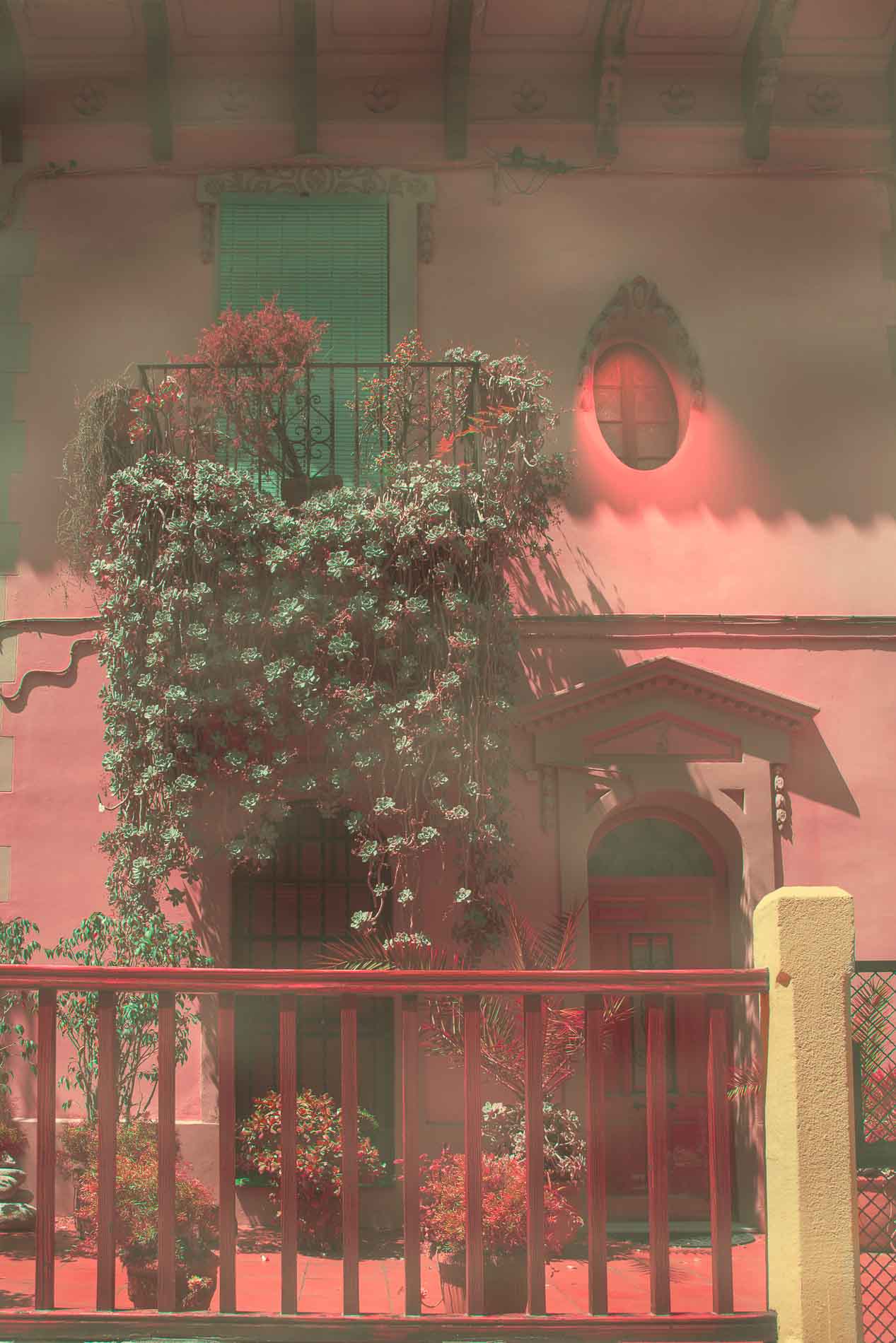 Imagen del proyecto Dreamland de Elisa Blaz que muestra la fachada de una casa en el Pasaje Tubella de Barcelona.