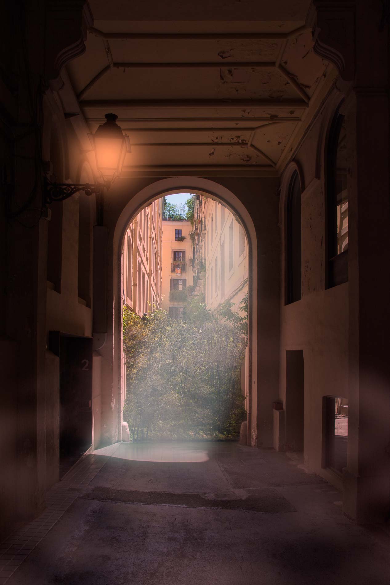 Imagen del proyecto Dreamland de Elisa Blaz que muestra la entrada del Pasaje Sert de Barcelona.