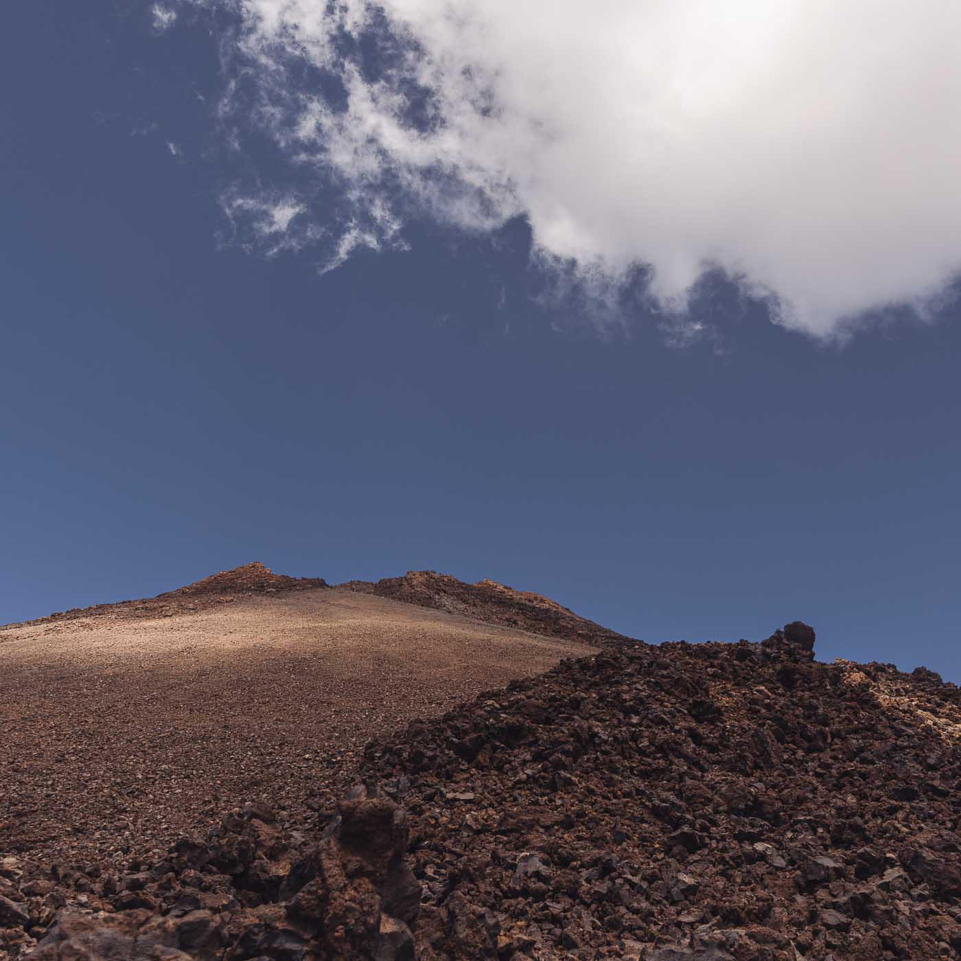 Imagen del díptico Gusto del proyecto Inconsciente de Elisa Blaz. Muestra un paisaje inerte bajo una nube.