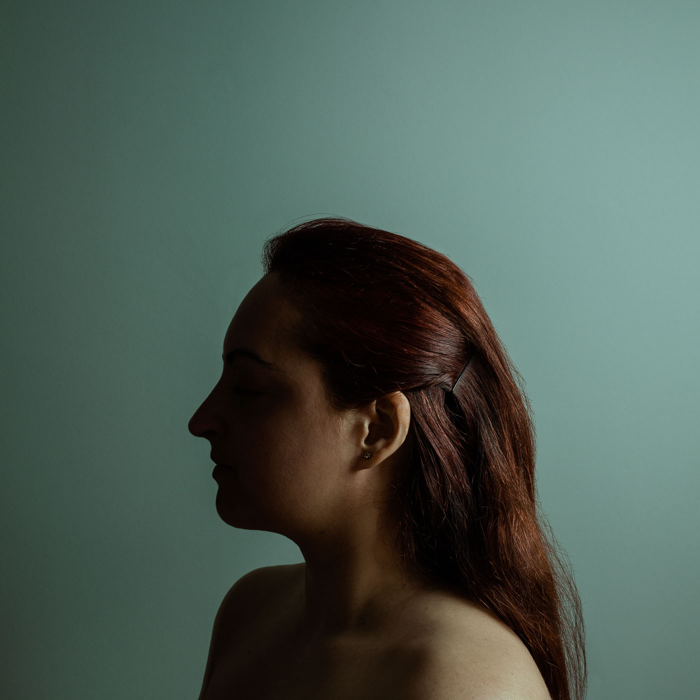 Imagen del díptico Oído del proyecto Inconsciente de Elisa Blaz. Muestra un primer plano de una modelo femenina de perfil.