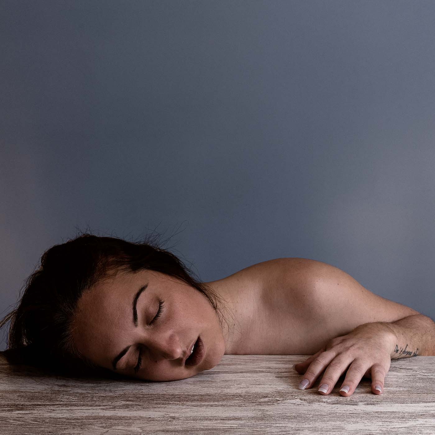 Imagen del díptico Gusto del proyecto Inconsciente de Elisa Blaz. Muestra el primer plano de una modelo femenina tumbada en una mesa.