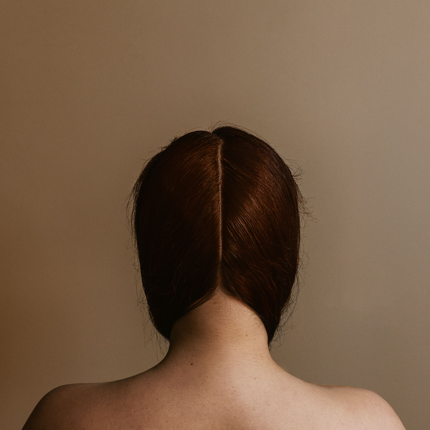 Imagen del díptico Tacto del proyecto Inconsciente de Elisa Blaz. Muestra un primer plano de una modelo femenina de espaldas.