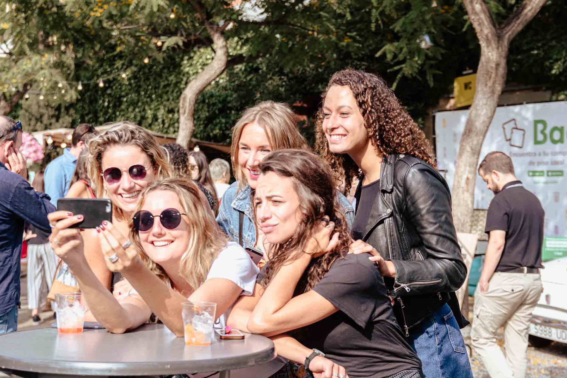Grupo de chicas haciéndose un selfie en en Palo Lato Market Fest de Barcelona
