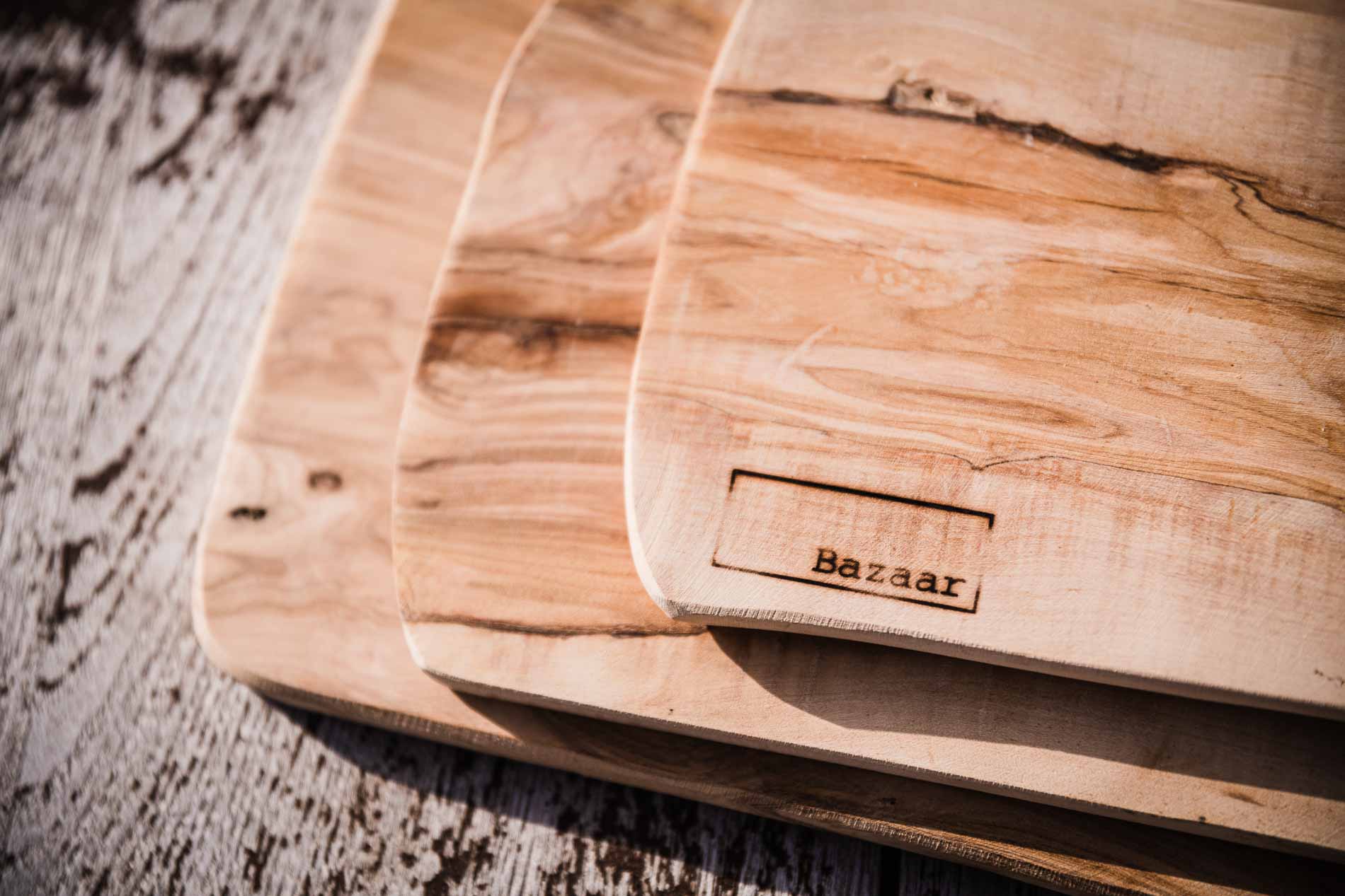 Maderas para cortar alimentos talladas a mano, de madera de olivo, con detalle de la marca Bazaar