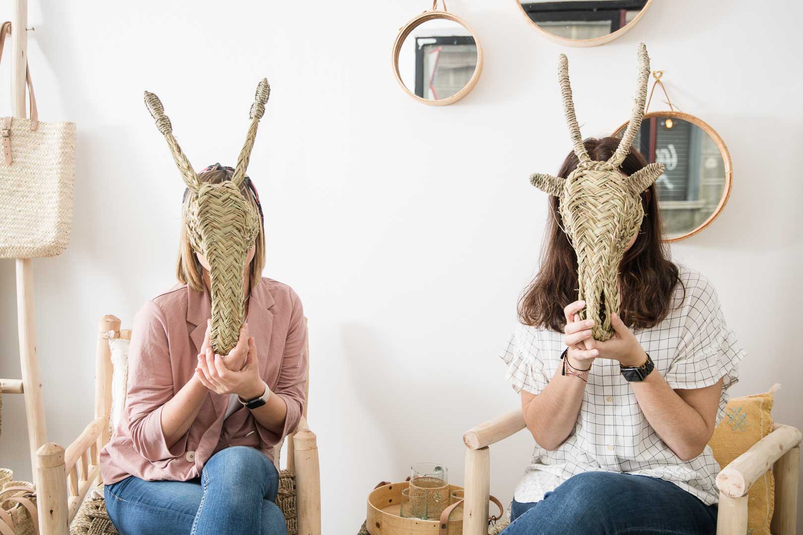 Retrato corporativo original de las fundadoras de Bazaar, con el rostro cubierto por máscaras 