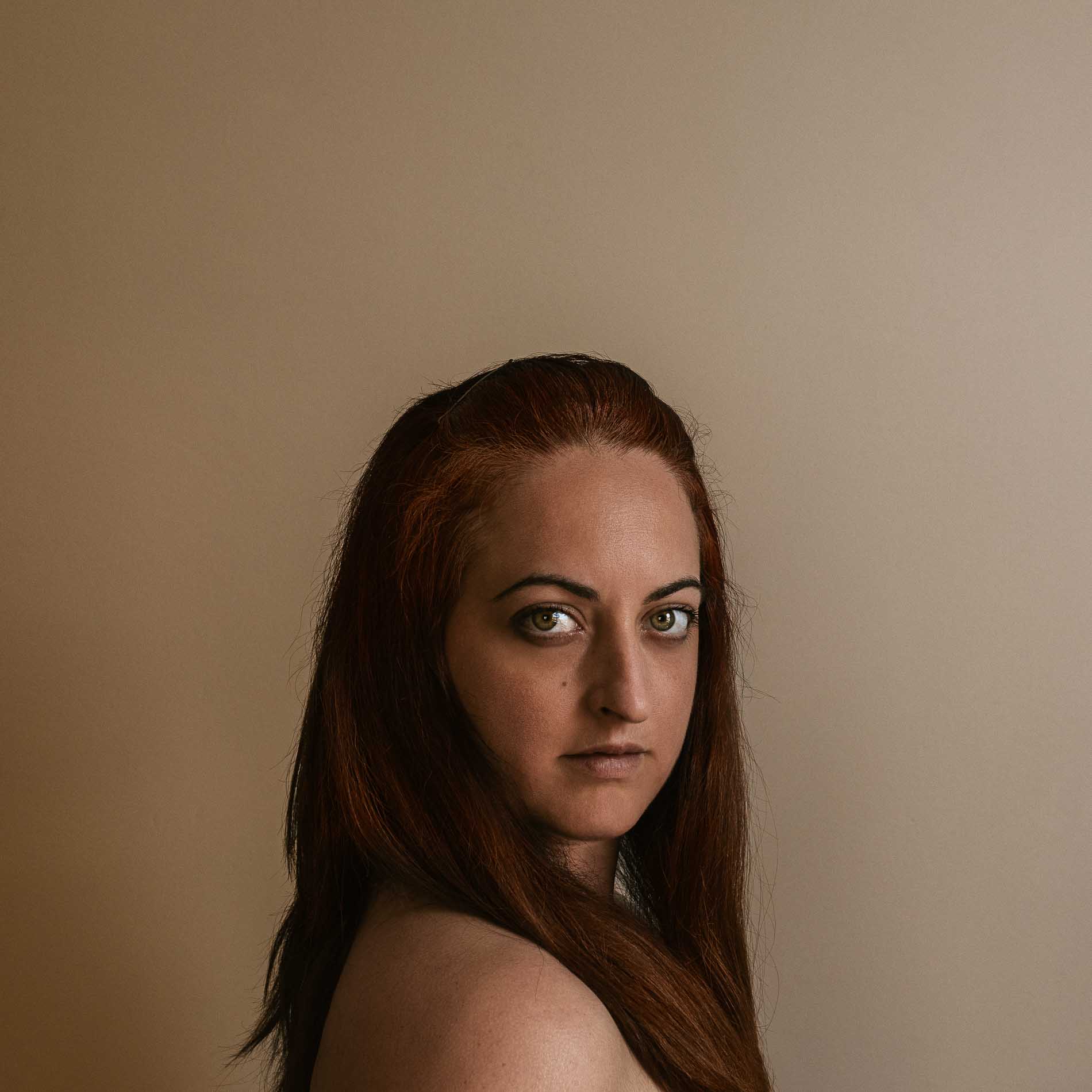 Imagen del díptico Olfato del proyecto Inconsciente de Elisa Blaz. Primer plano de  una modelo femenina mirando de frente a cámara.