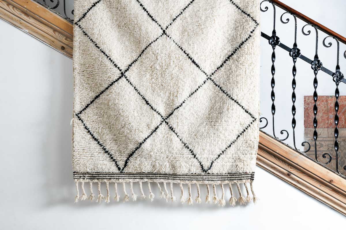 Alfombra con estampado de rombos sobre escalera