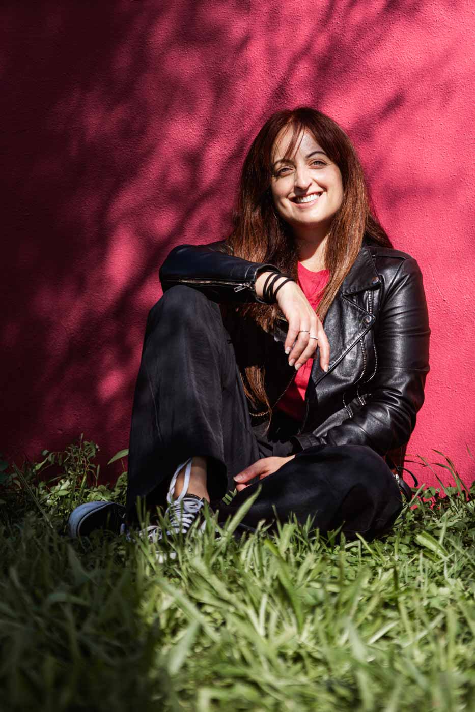 Retrato de la fotógrafa Elisa Blaz sentada en el césped.