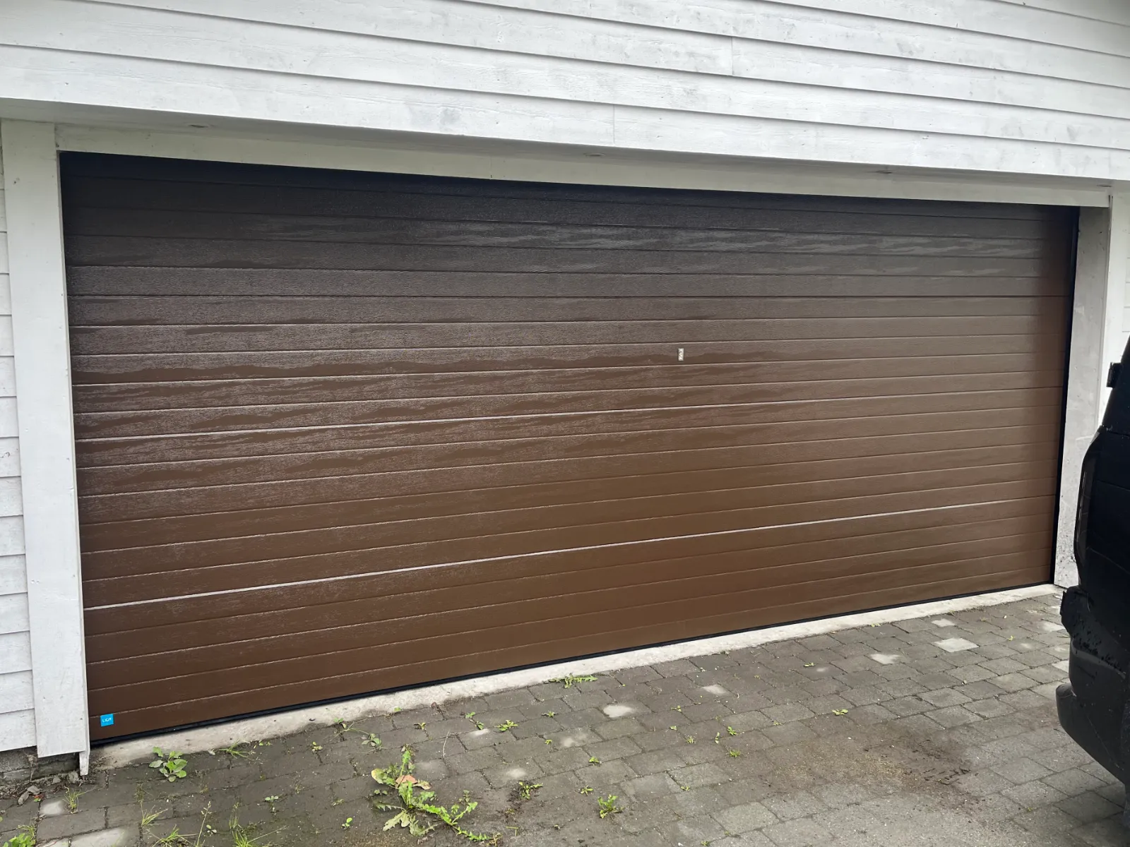 Port med liggende panel, lakkert brun