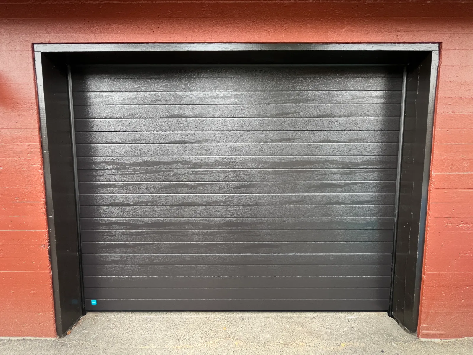 Leddport imitert liggende panel, lakkert sort
