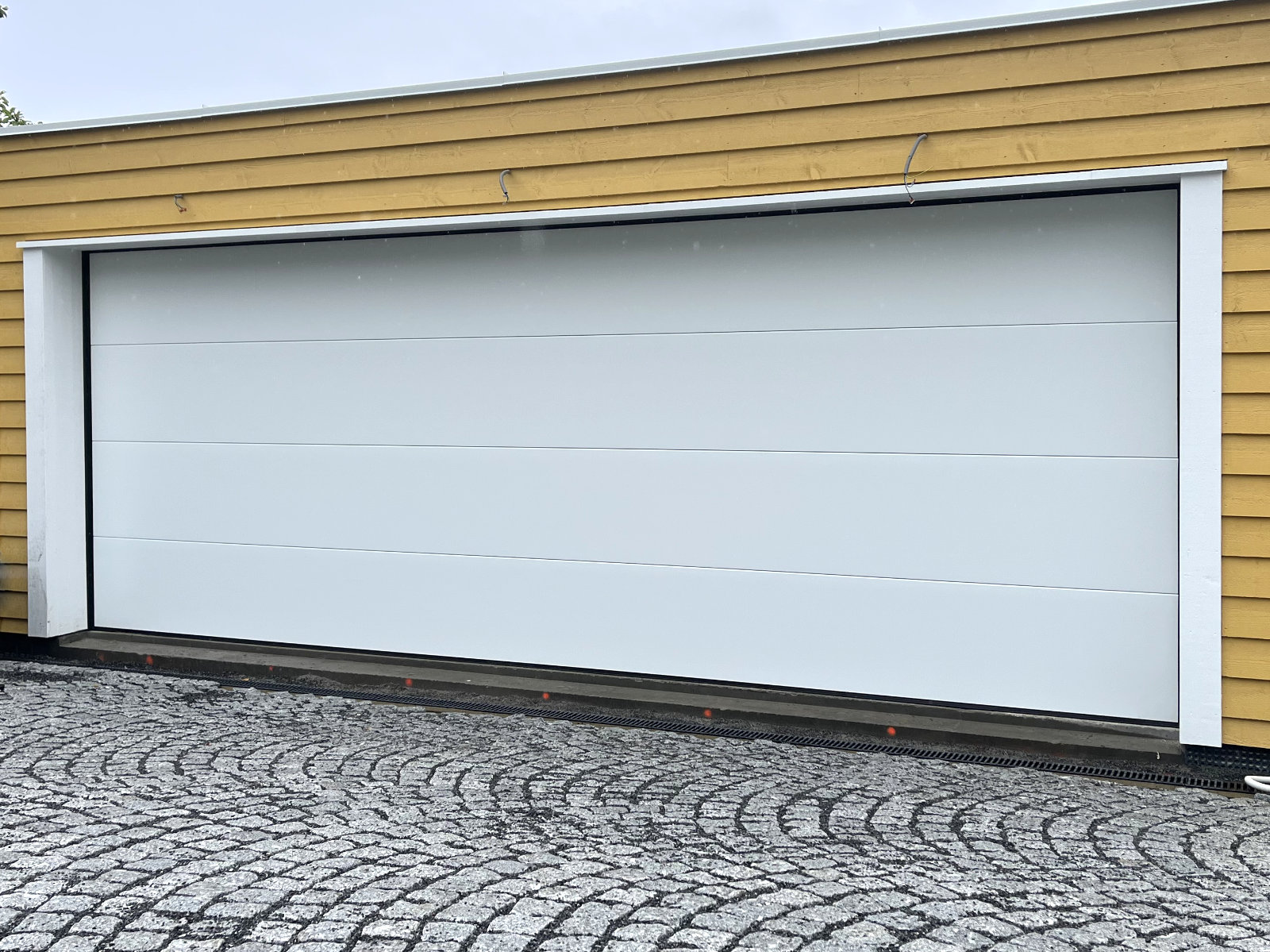 Lobas slett garasjeport, gul omramming