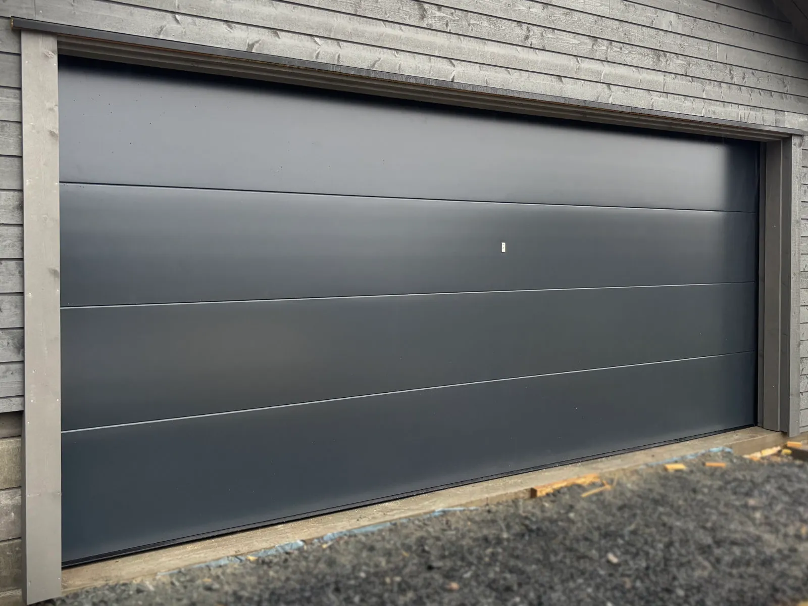 Grå garasjeport, Lobas Porten