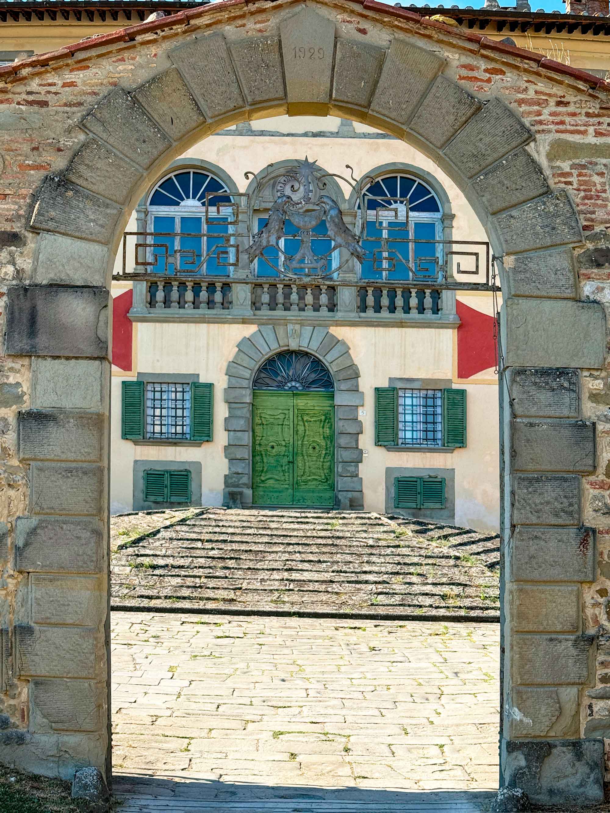 La villa La Mausolea vista dal grande arcone di ingresso
