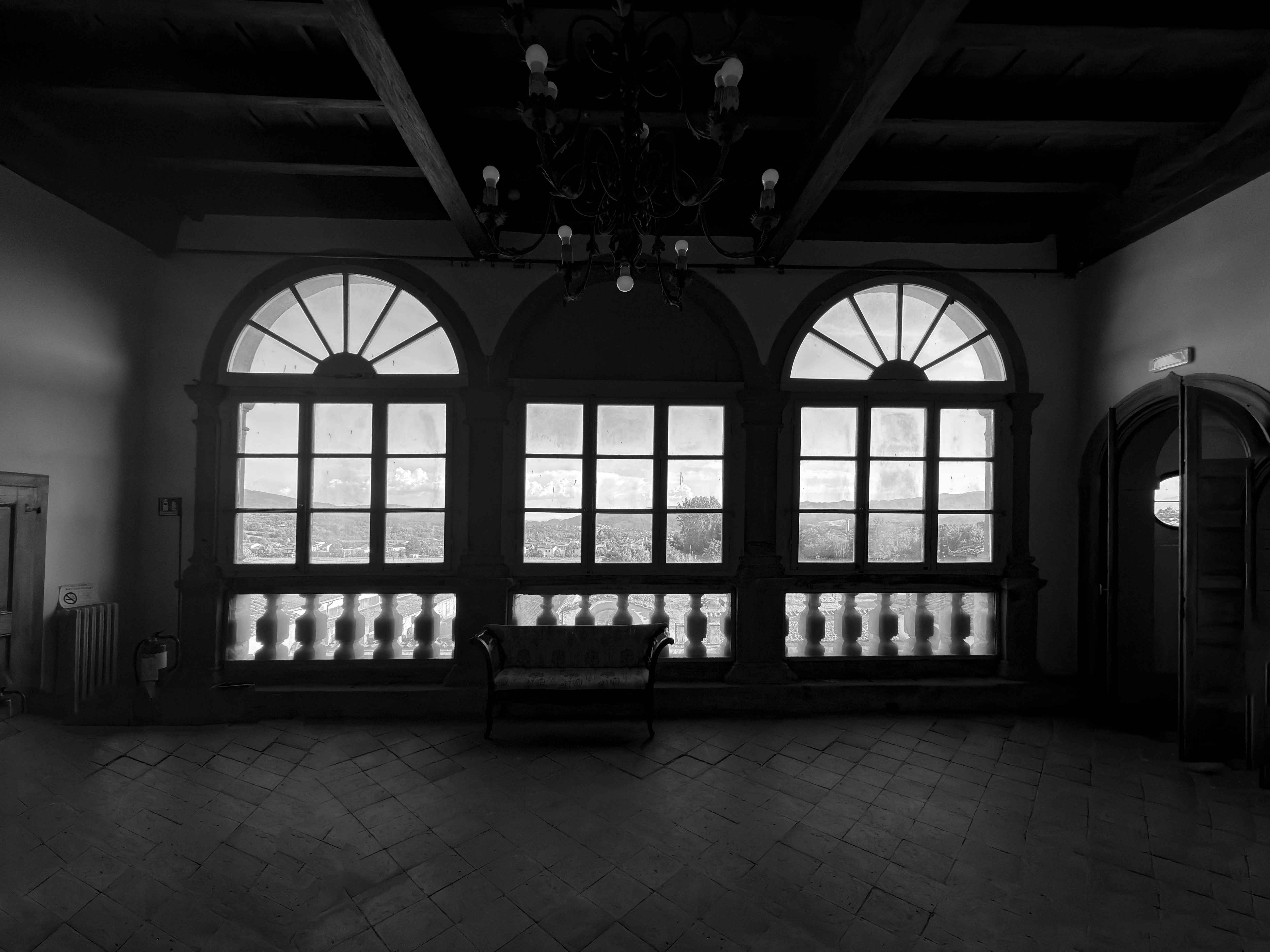 Il loggiato al piano nobile della villa La Mausolea
