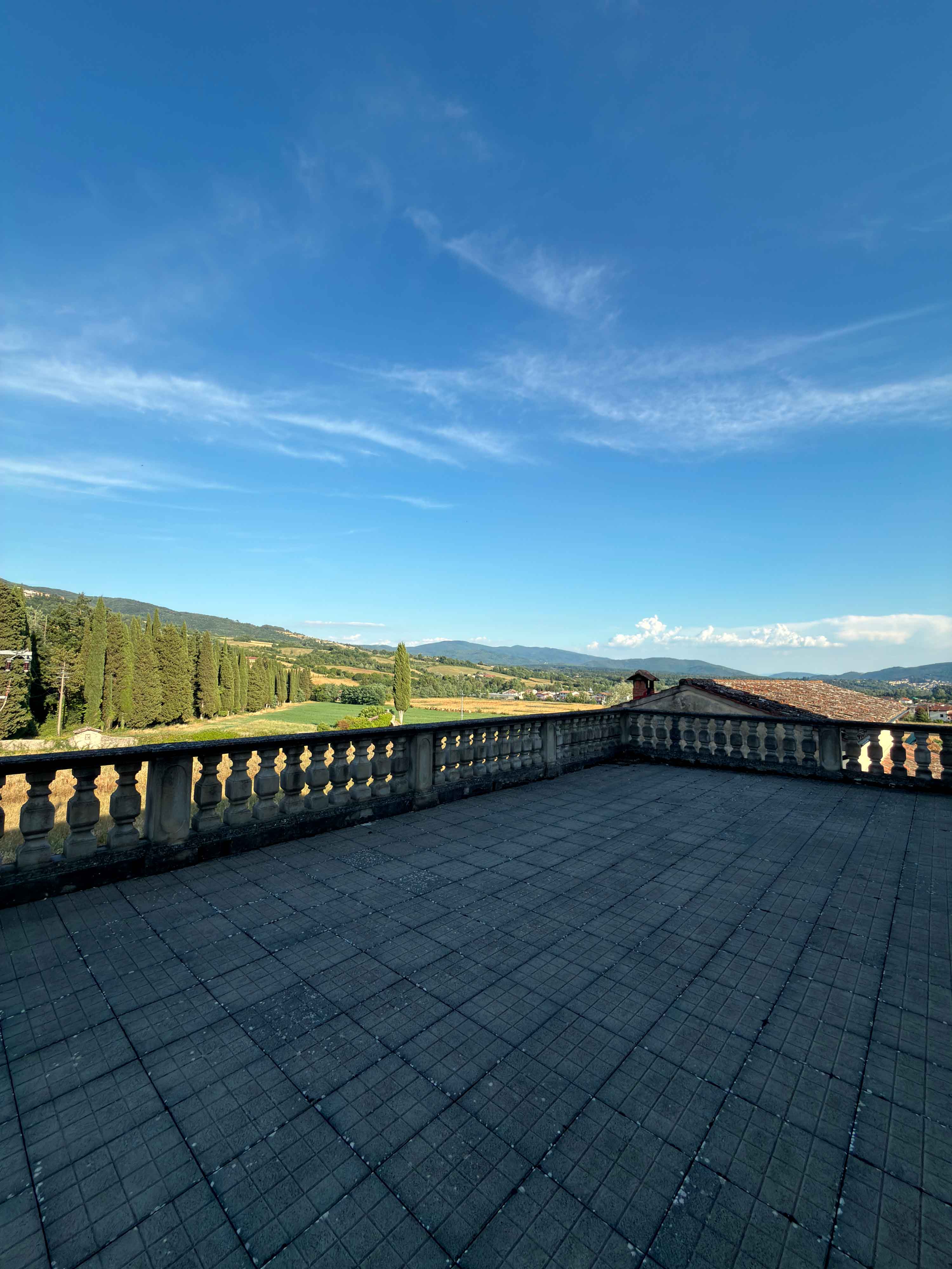 La terrazza panoramica della villa La Mausolea con la vista sulla valle dell'Archiano