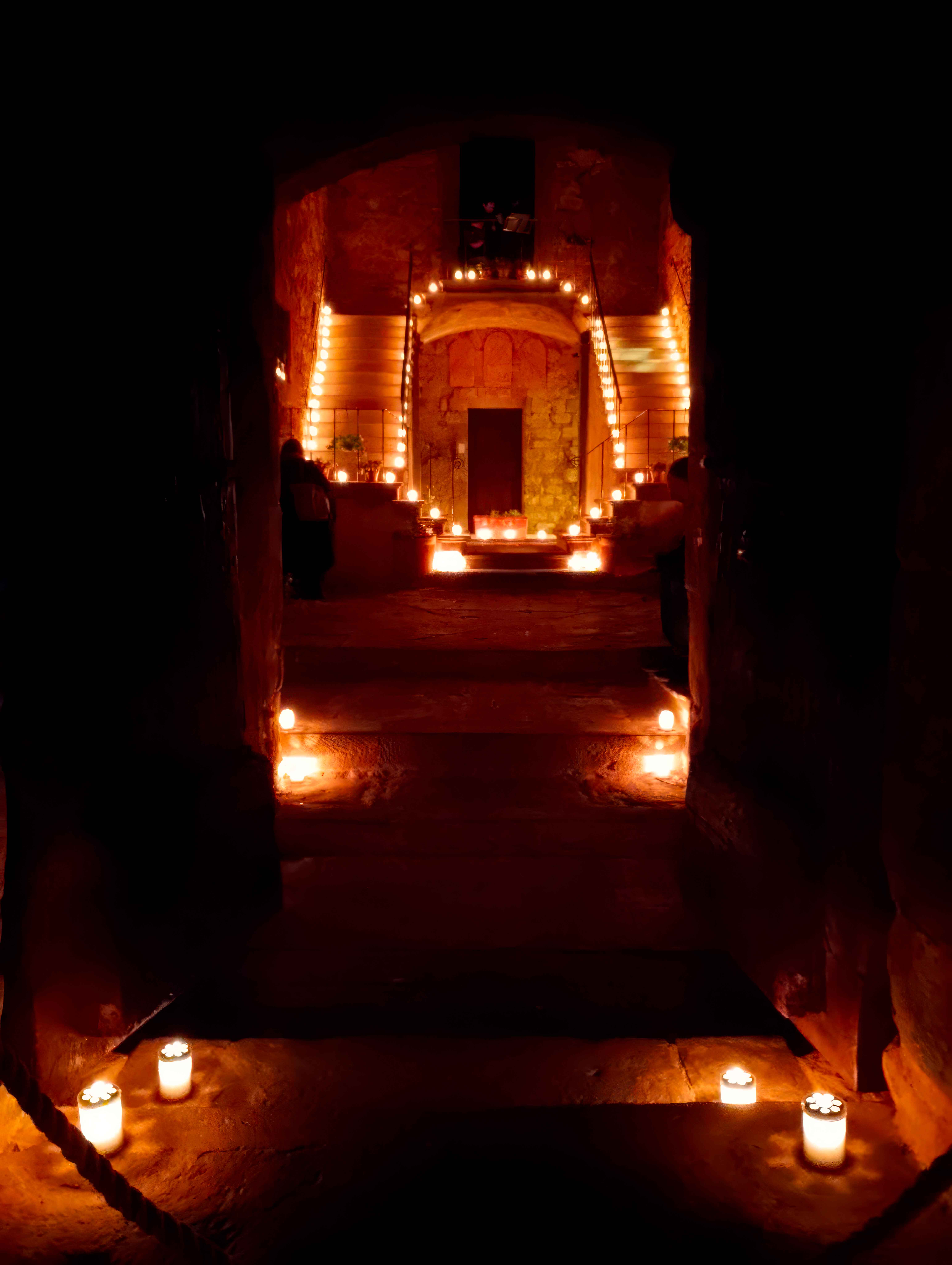 La scalinata del Museo del Cassero illuminata per Incantum 2026. Monte San Savino a lume di Candela
