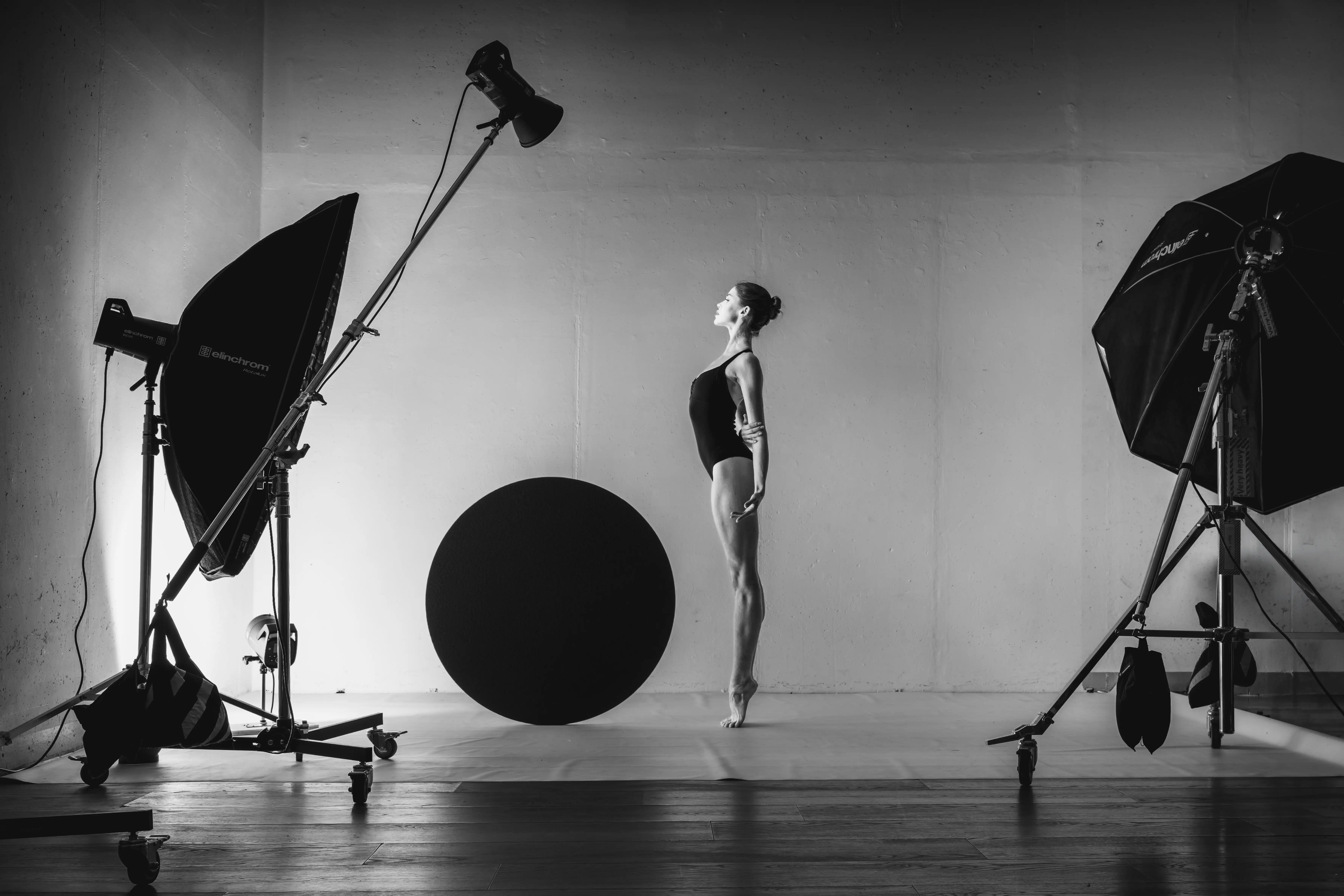Behind-the-Scenes-Aufnahme eines Fine-Art-Shootings mit Daria Stratovych, schwarzem Kreis und sichtbarem Studio-Setup