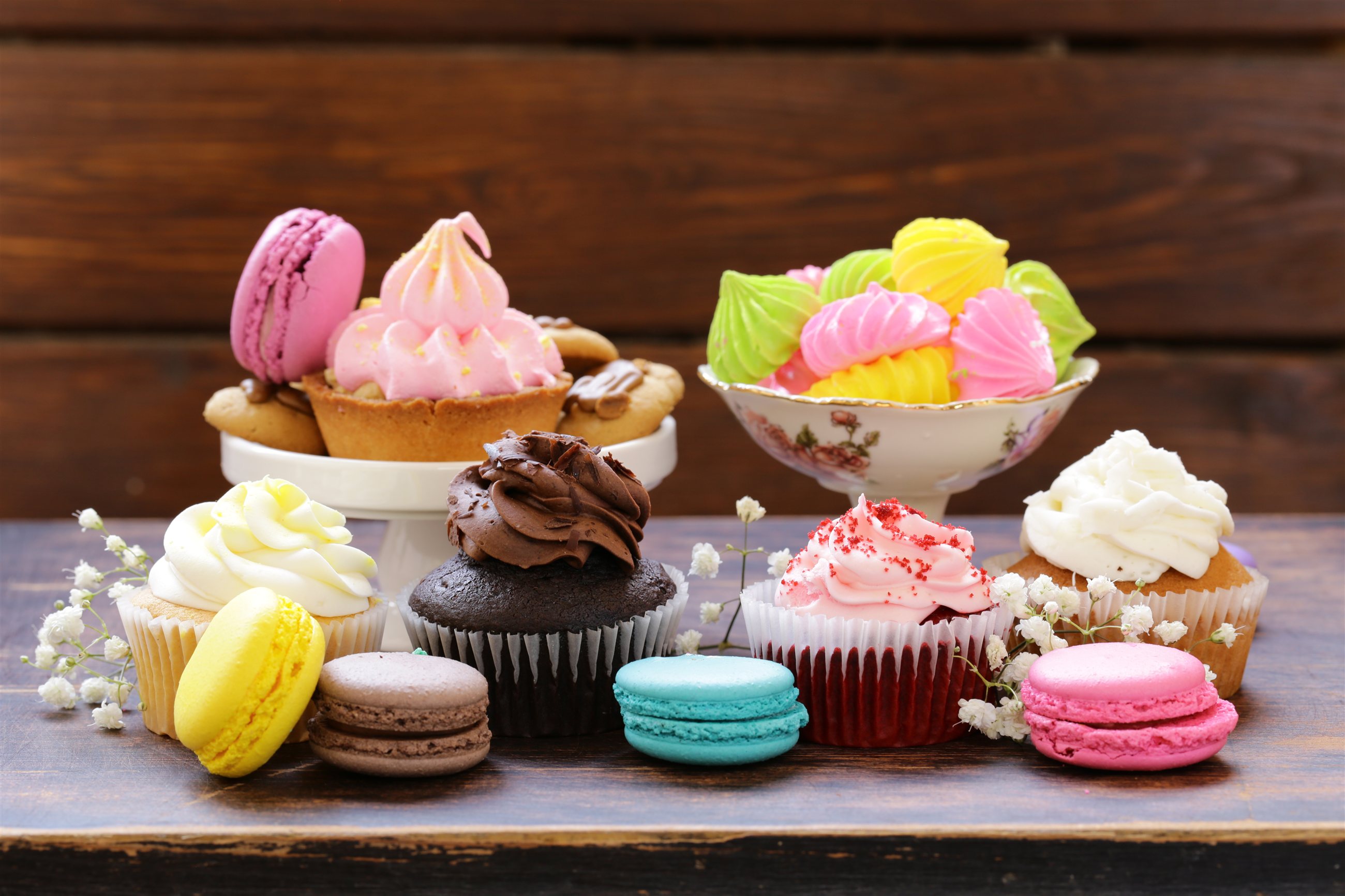 Table à desserts avec macarons, cupcakes, meringues et biscuits
