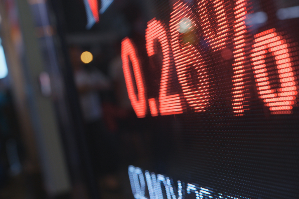 Pantalla LED con indicadores bursátiles y porcentajes financieros en color rojo