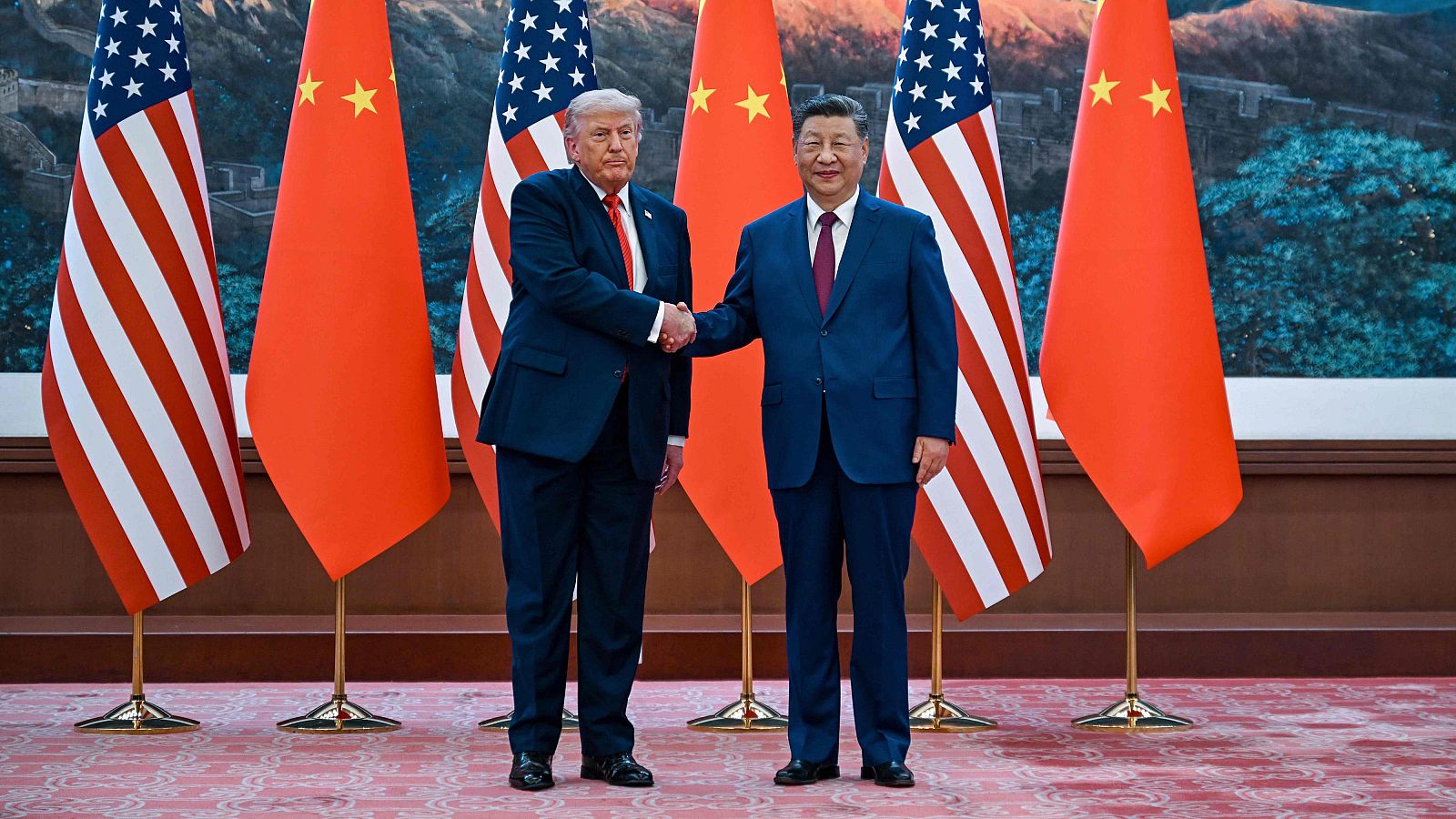 Xi Jinping y Donald Trump en un encuentro bilateral previo, ambos con gesto serio