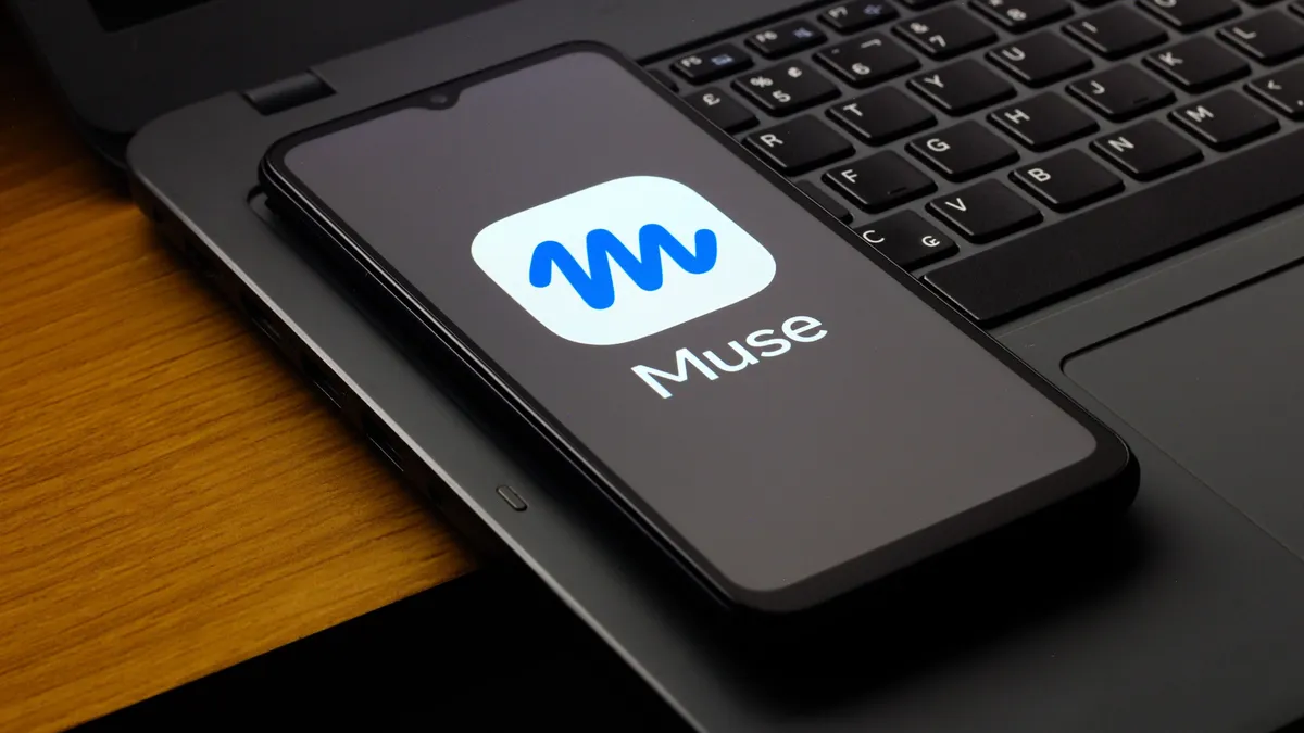 Logo de Meta AI en la pantalla de un celular, con el ícono de Meta de fondo