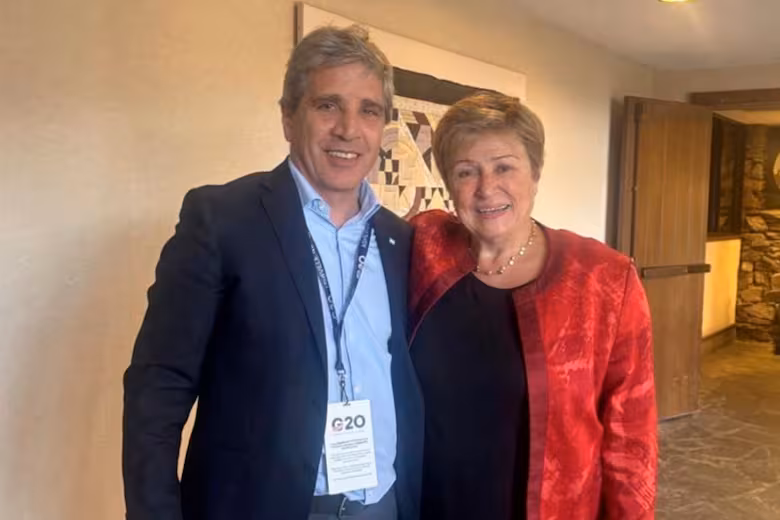 Luis Caputo y Kristalina Georgieva posan juntos durante el encuentro del G20 en Asheville