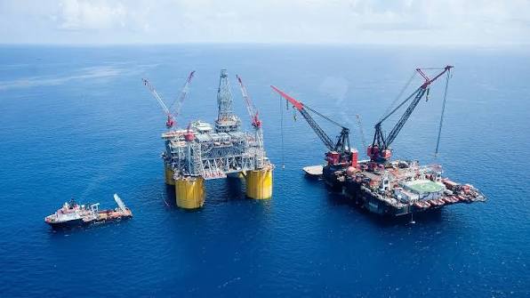 Vista aérea de plataformas petroleras offshore operando en alta mar.