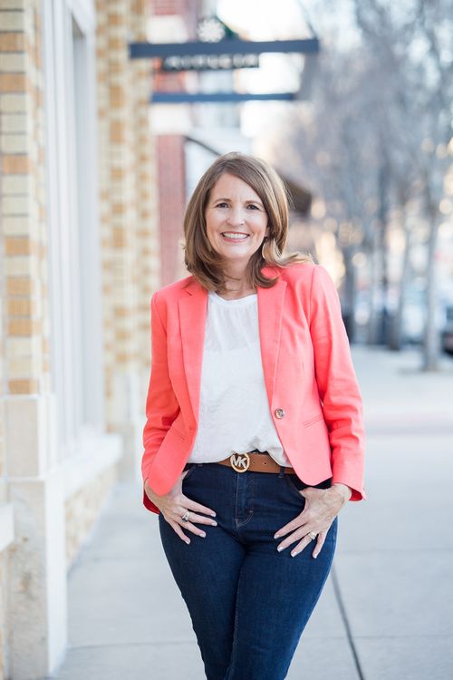 A picture of real estate agent Joni Bockenfeld ready to help buy and sell homes