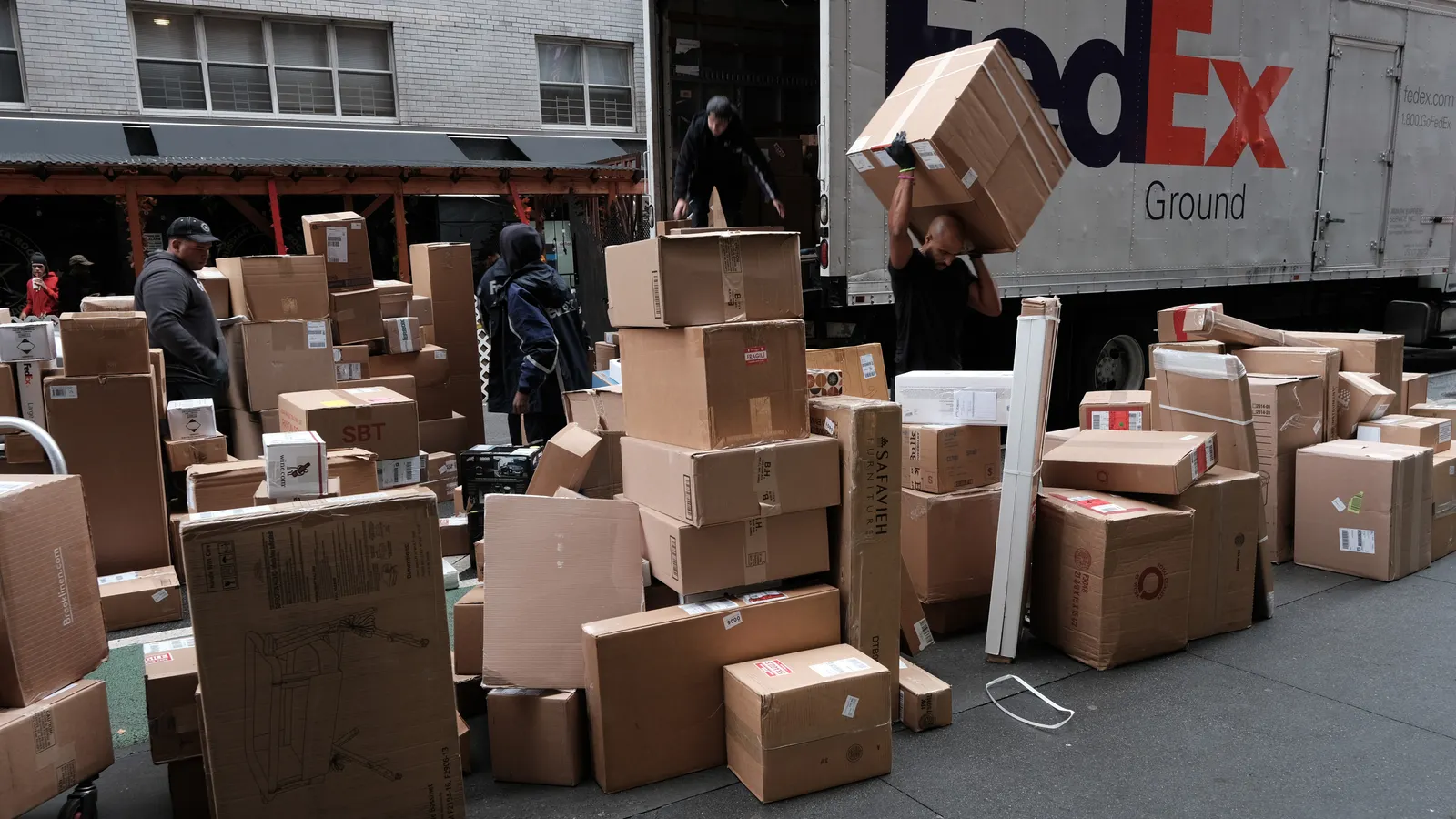 FedEx and UPS Add Volume Checks to Oversized Package Fees