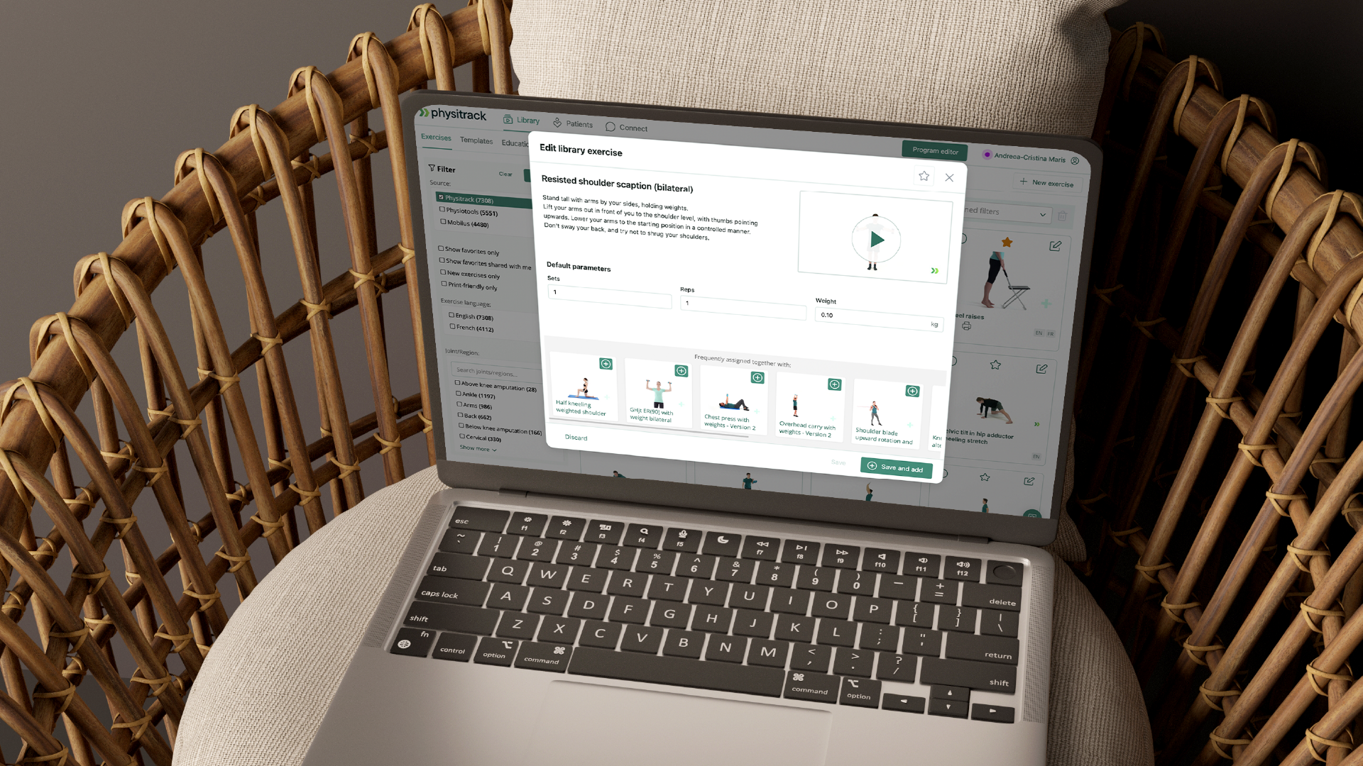 Laptop auf einem Stuhl, auf dem die Benutzeroberfläche Physitrack zu sehen ist, während eine Schulterübung bearbeitet wird.