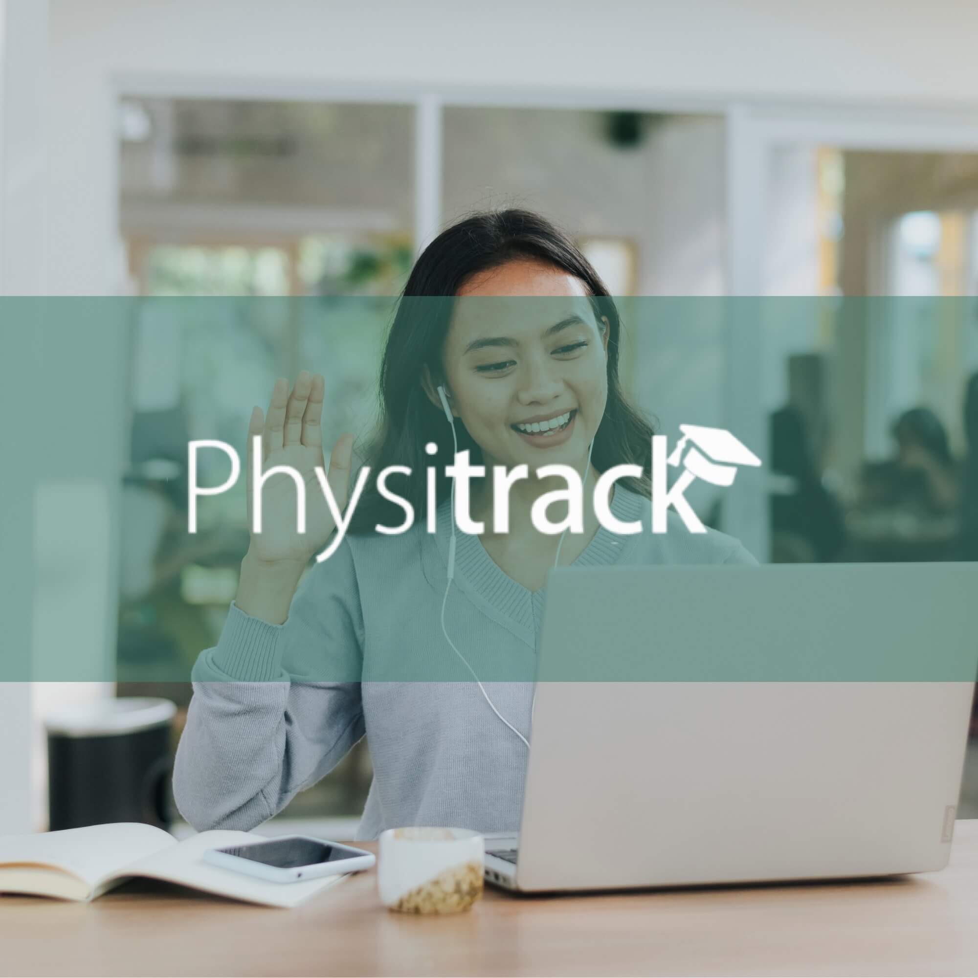 Eine lächelnde Frau, die während eines Videoanrufs auf einem Laptop winkt; darüber das Physitrack .