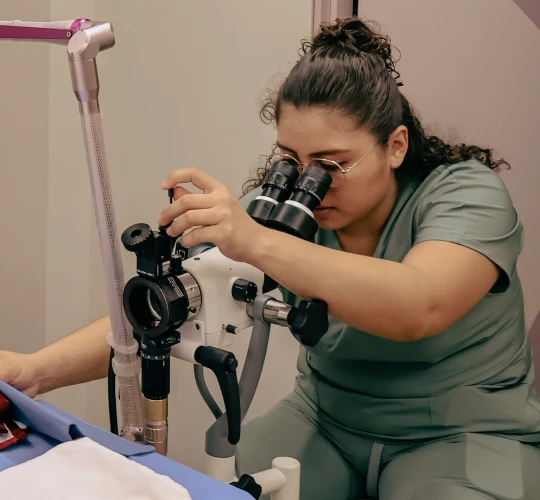 Ginecóloga realizando una colposcopia en Plenna