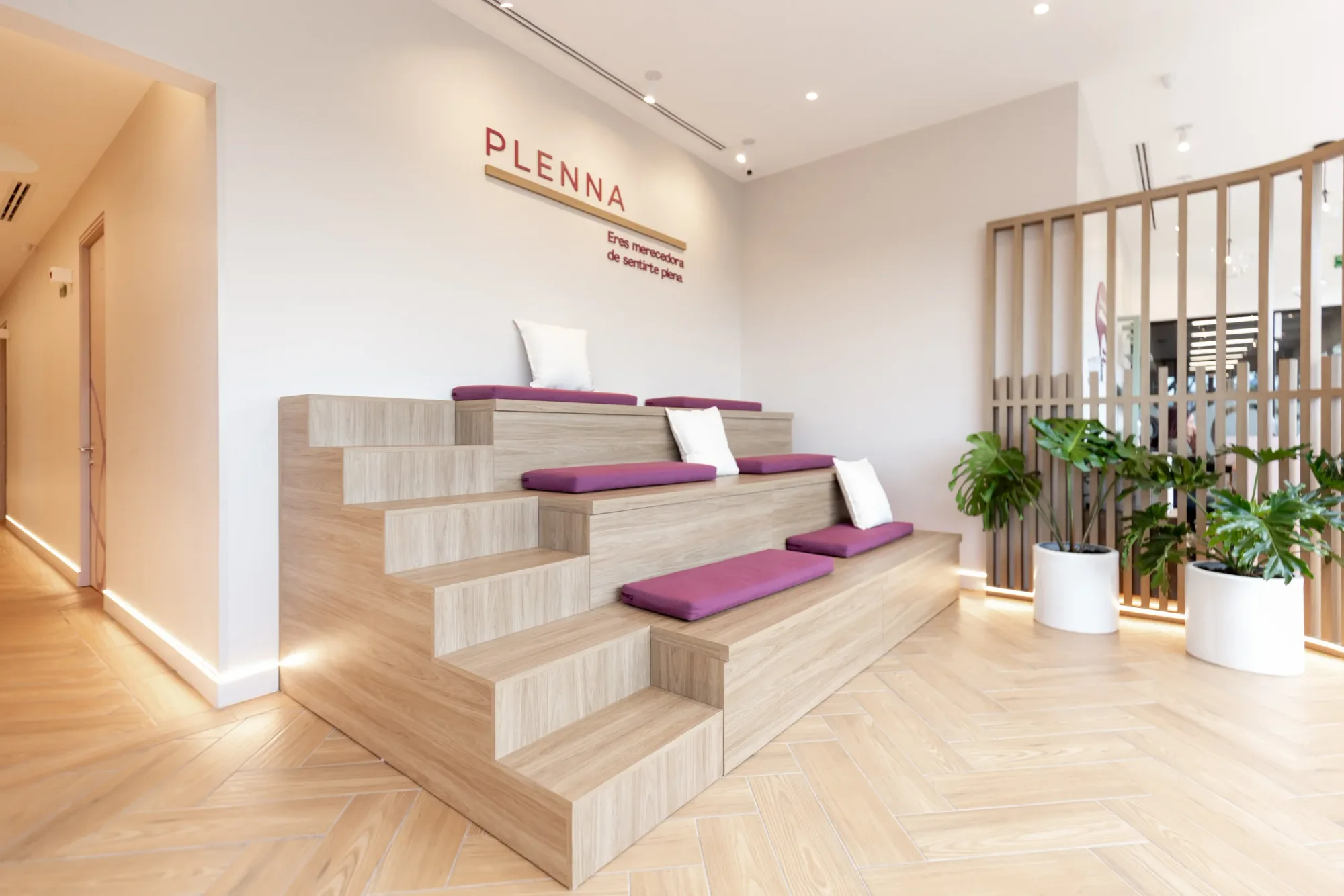 Sala de espera de Casa Plenna Coapa con gradas de madera y cojines