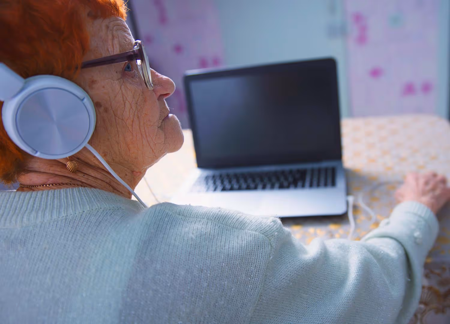 Äldre dam med hörlurar