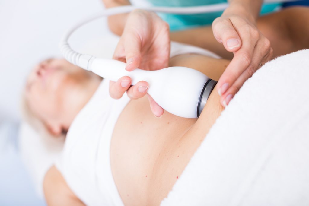 Procedure of cryolipolyse in aesthetic clinic
