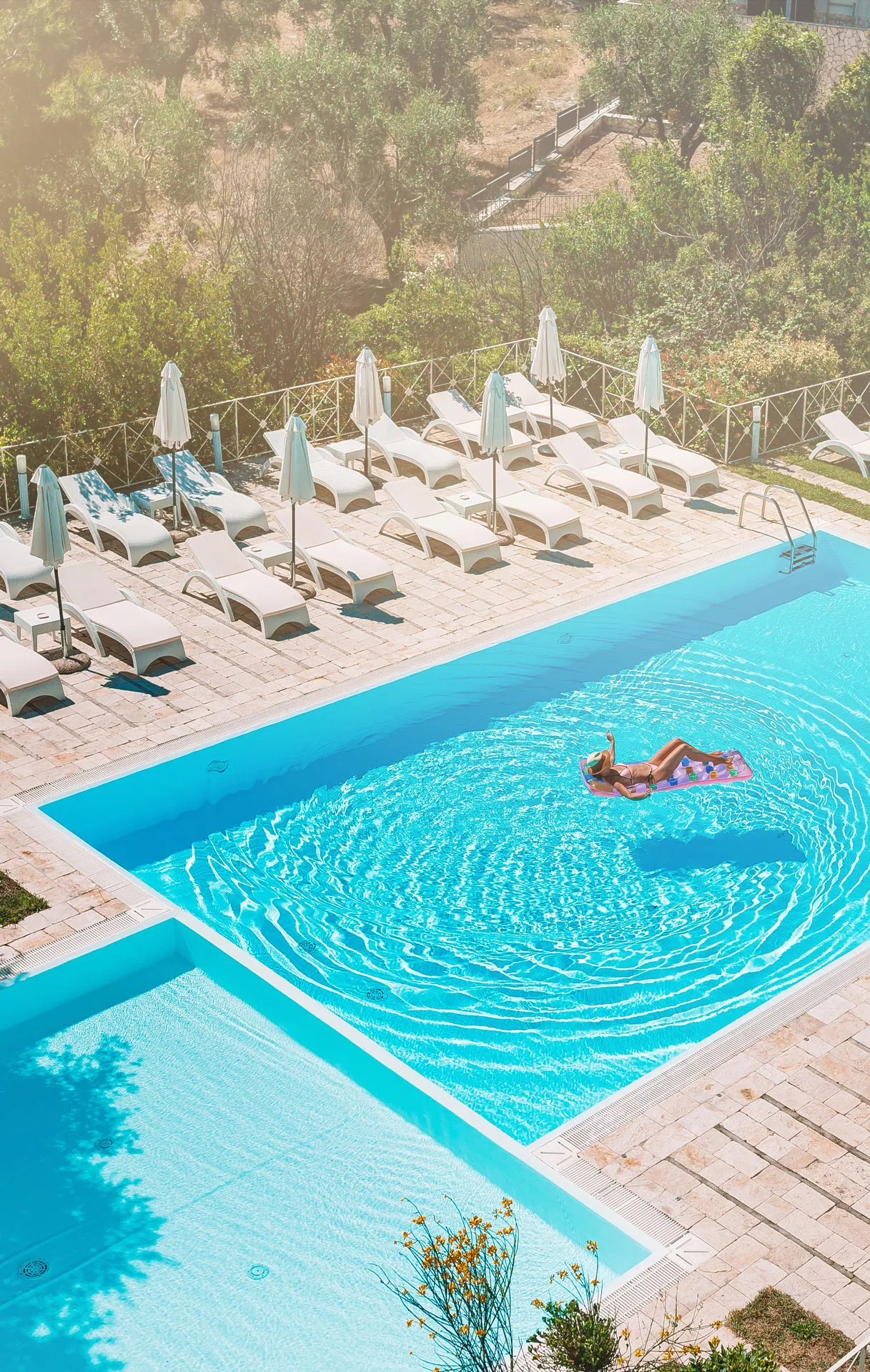 Mujer disfrutando una lujosa piscina de hotel