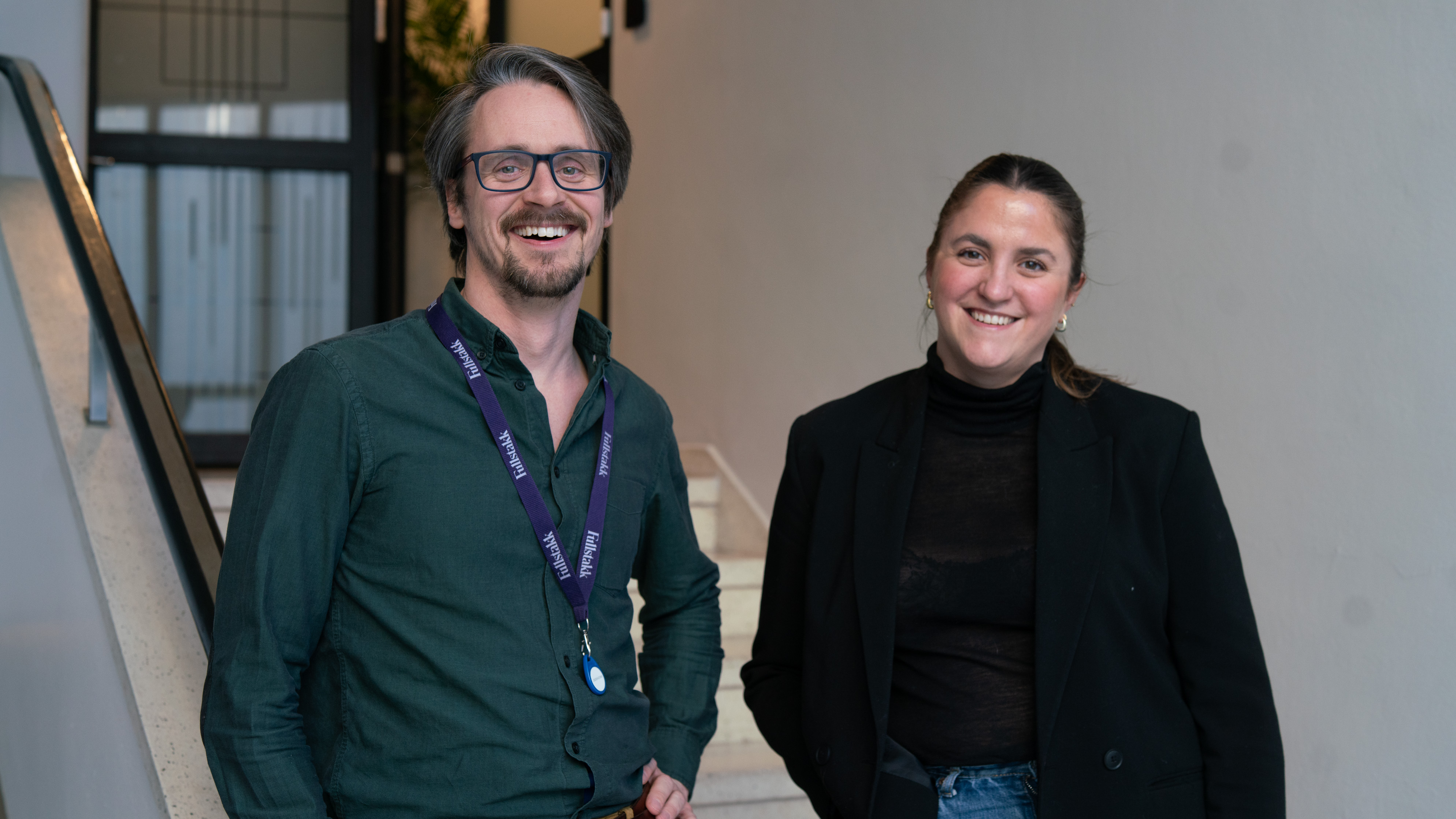Fridtjof og Eline smilier mot kamera