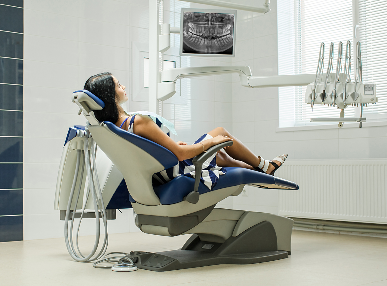 Dentures vs Dental Implants: Which Tooth Replacement Option Is Right for You?