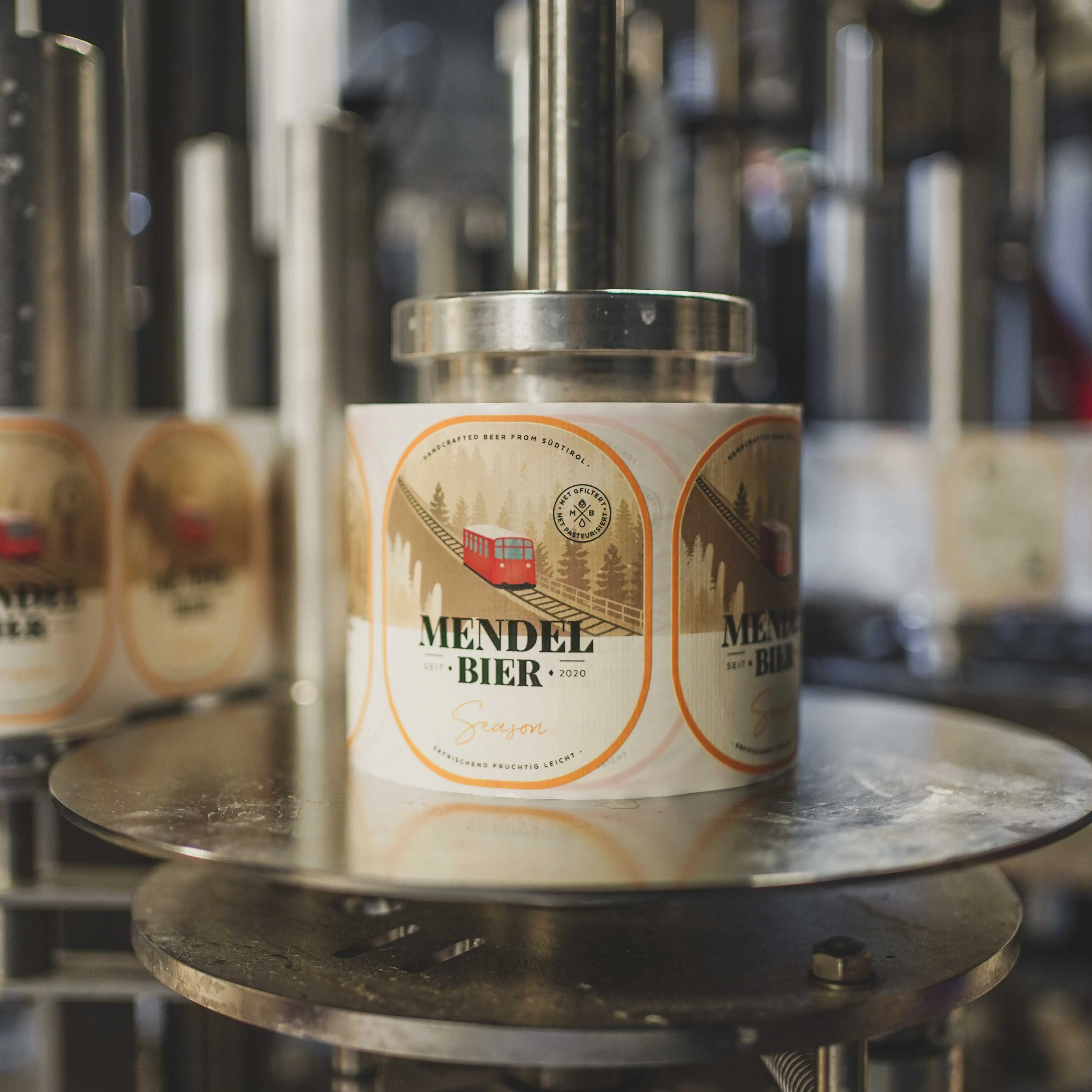 Etikettenrolle des Mendelbiers an der Abfüllanlage der Brauerei