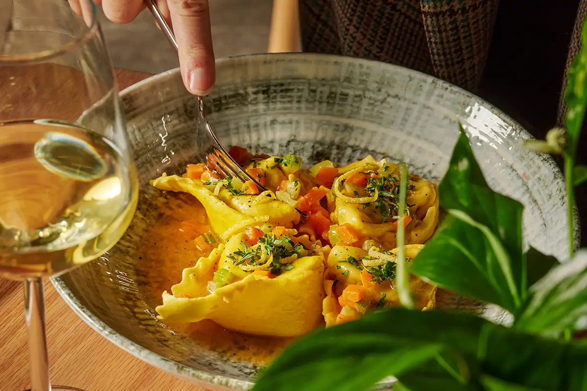 Tortelloni Freschi allo Zafferano ripieni di Ossobuco, serviti con Gremolada