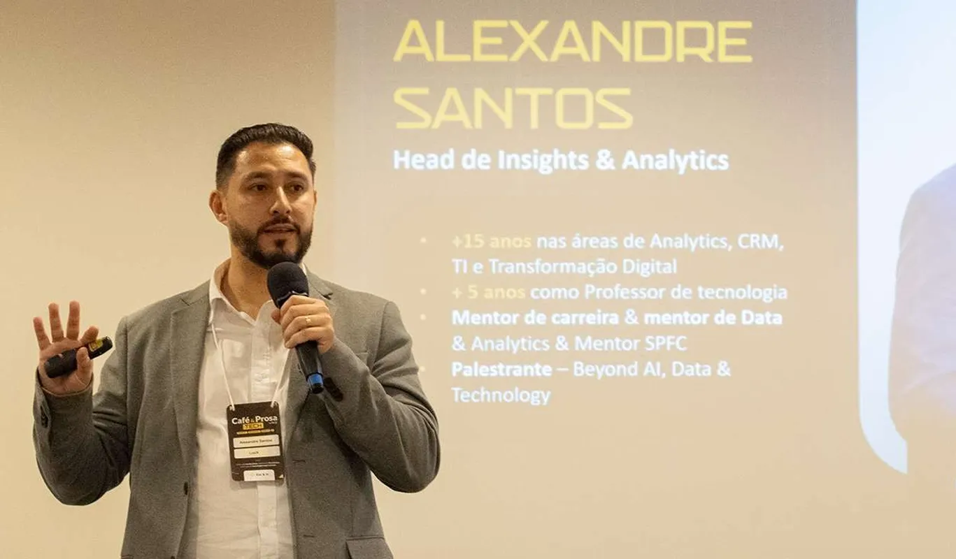 Alexandre Santos Country lead of Data & Insights & Analytics da Sanofi palestrando no evento Café e Prosa by LocX