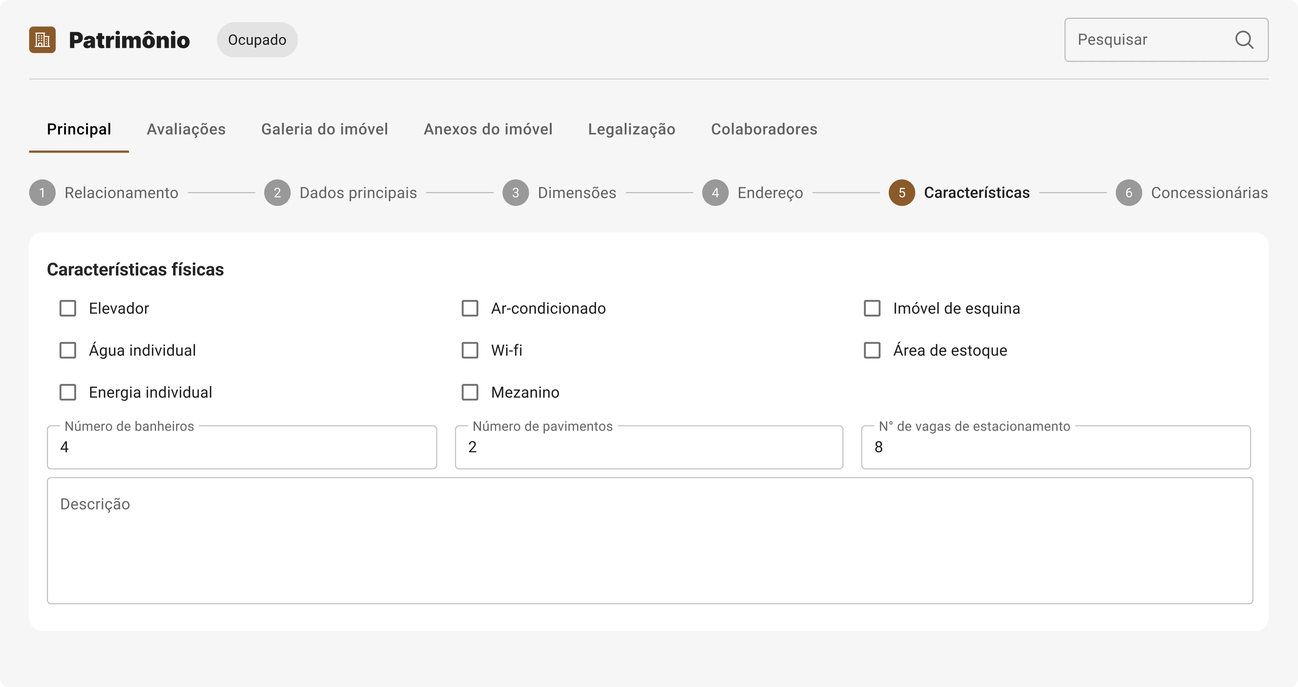 Tela do sistema Patrimônio mostrando a aba Características com opções para marcar elevador, ar-condicionado, imóvel de esquina, água individual, wi-fi, área de estoque, energia individual, mezanino, e campos preenchidos com 4 banheiros, 2 pavimentos e 8 vagas de estacionamento, além de campo de descrição vazio.