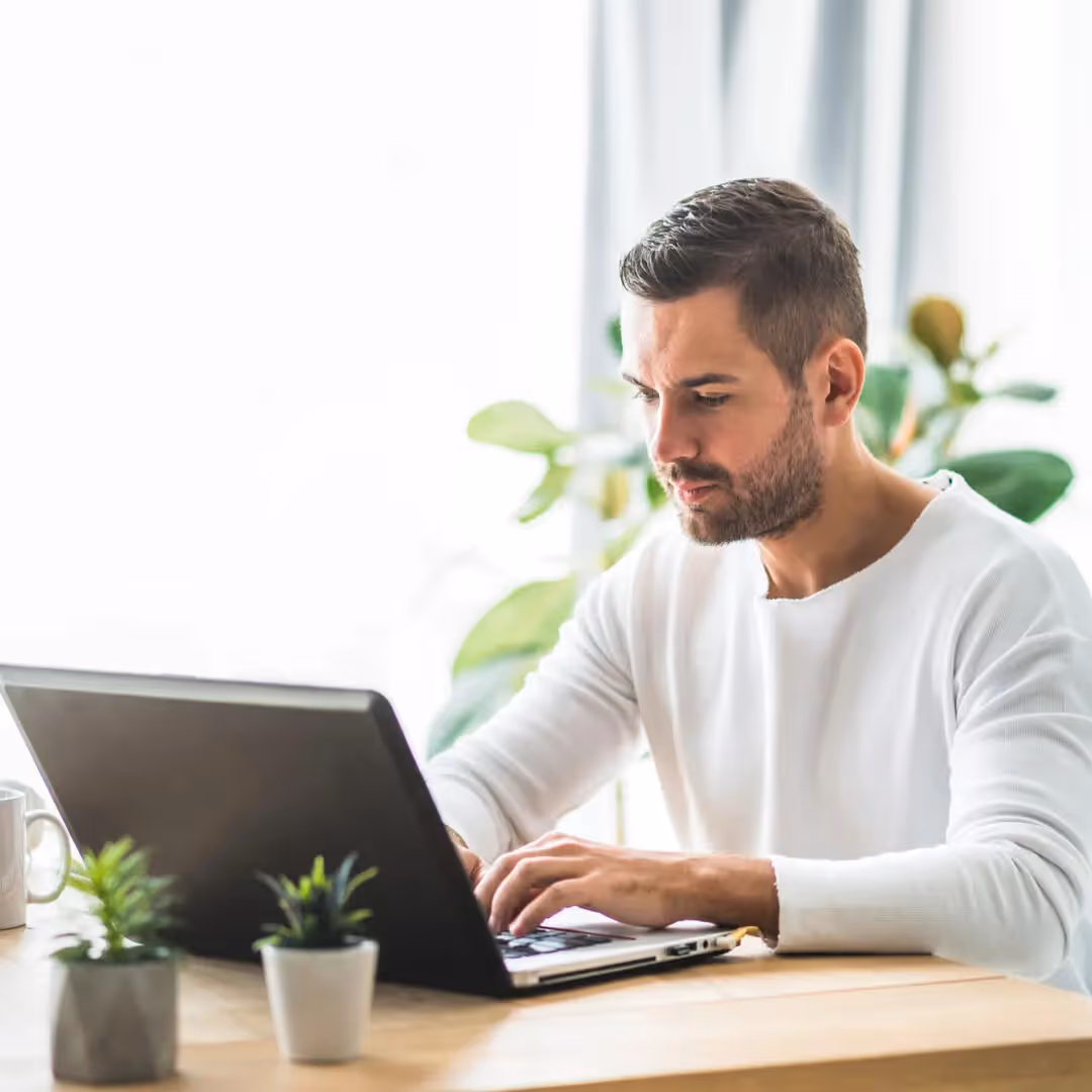 How To Manage Virtual Assistants: 11 Essential Tips