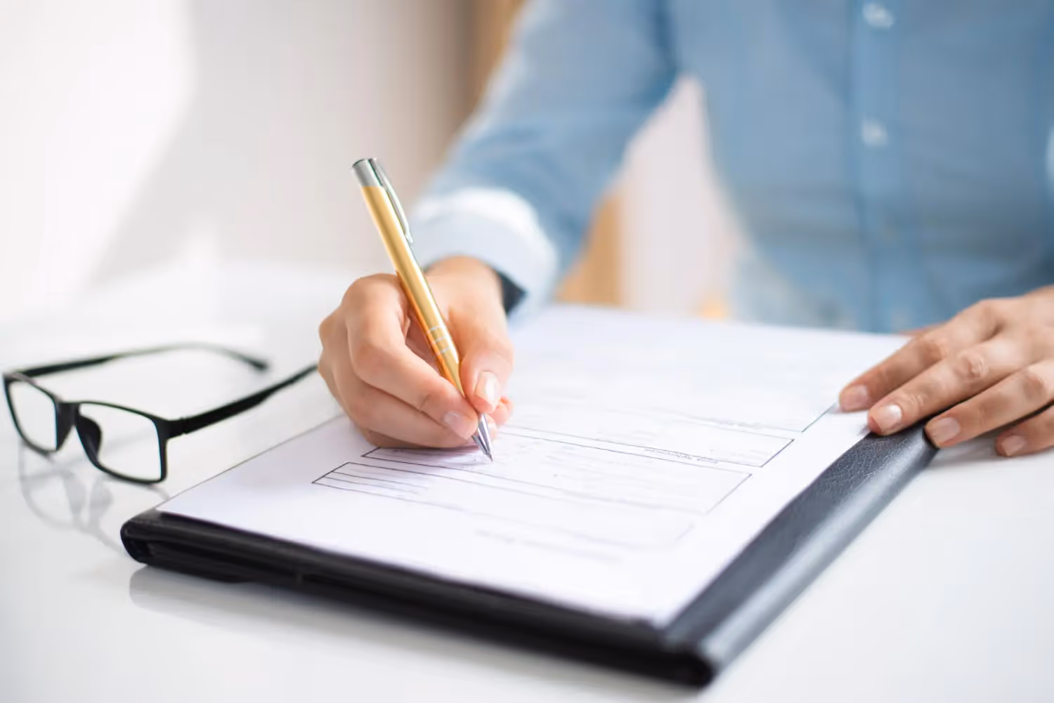 Employer using an independent contractor hiring checklist