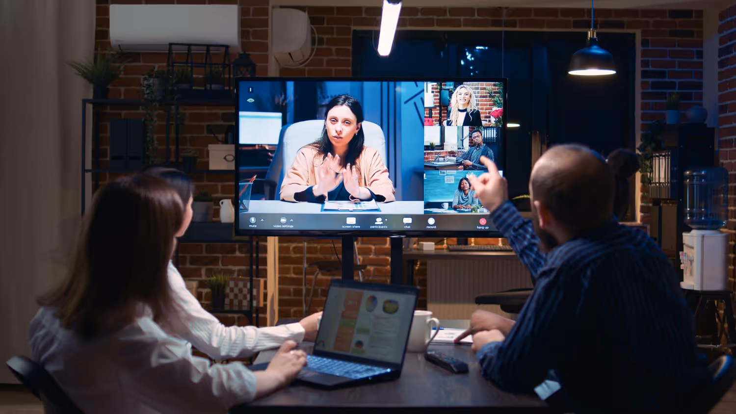 Onshore outsourcing team in a virtual conference